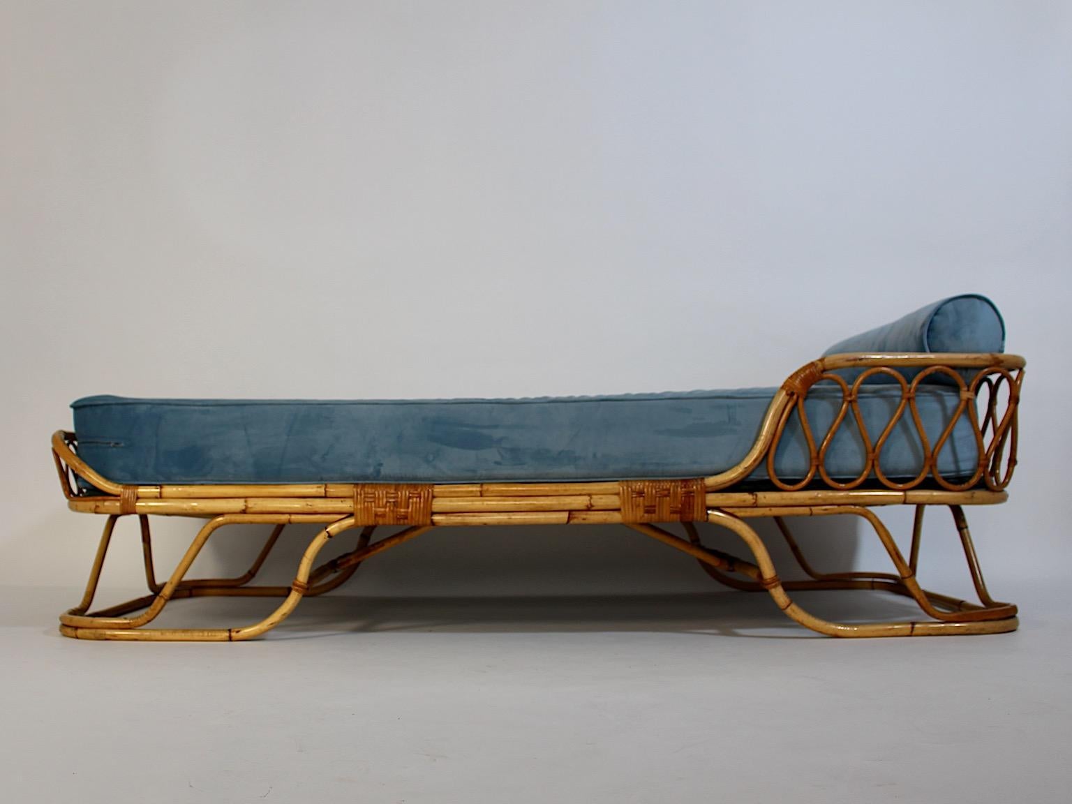 Mid-Century Modern vintage organic single daybed or chaise lounge from rattan and bamboo very similar to Gio Ponti design 1950s Italy.
A beautiful vintage single daybed from rattan and bamboo with a light blue new mattress and pad roll 1950s