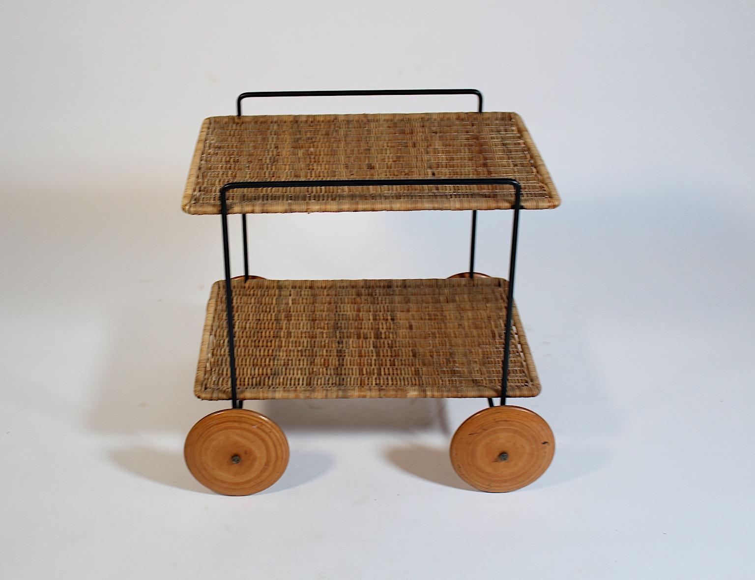 Mid Century Modern Organic Vintage Barwagen oder Servierwagen von Carl Auböck und ausgeführt von Werkstätte Auböck 1951, Wien.
Ein erstaunlicher Barwagen oder Servierwagen von Carl Auböck aus Rattan und Buche, entworfen und ausgeführt in Wien.
Der