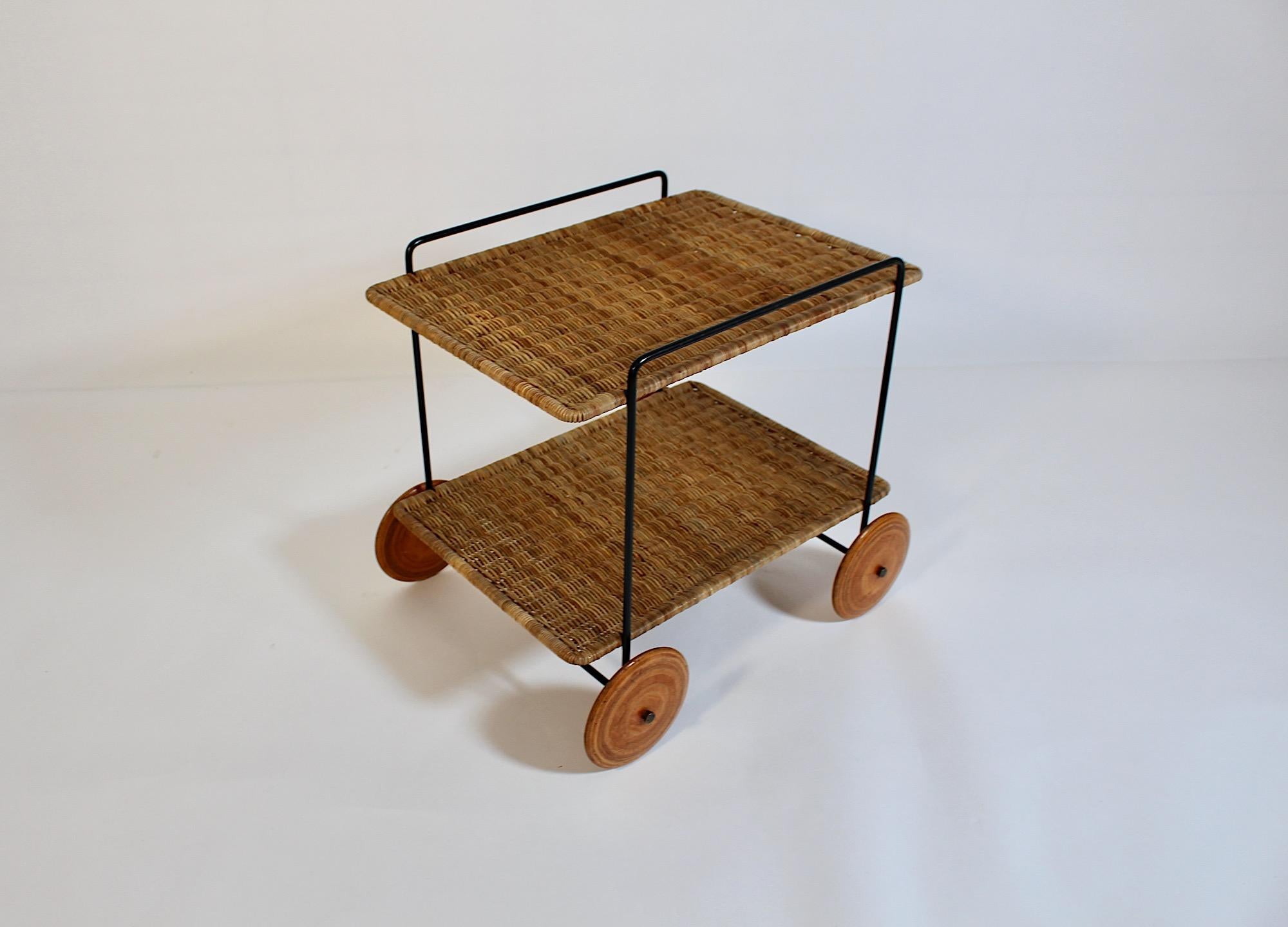 Chariot de bar en rotin, hêtre et fer Carl Auboeck 1951 Vienna en vente 4