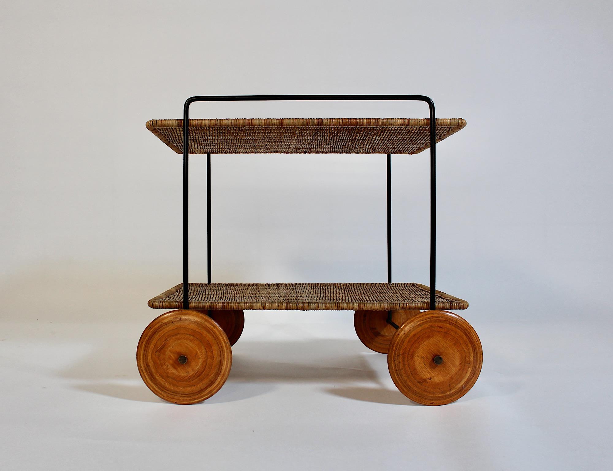 Chariot de bar en rotin, hêtre et fer Carl Auboeck 1951 Vienna en vente 5