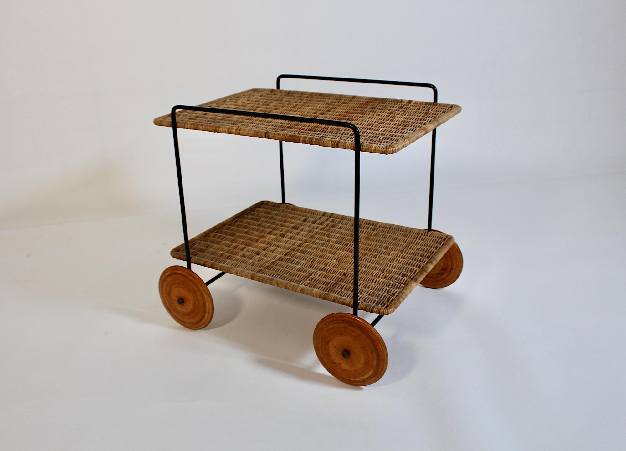 Chariot de bar en rotin, hêtre et fer Carl Auboeck 1951 Vienna en vente 6