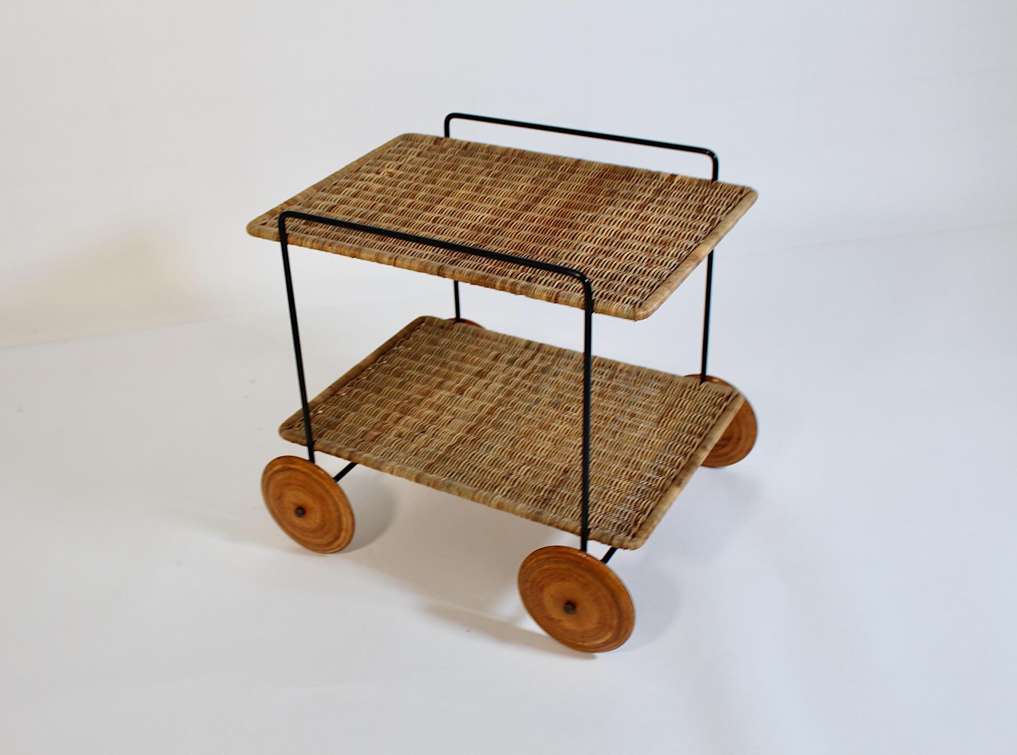 Chariot de bar en rotin, hêtre et fer Carl Auboeck 1951 Vienna en vente 7