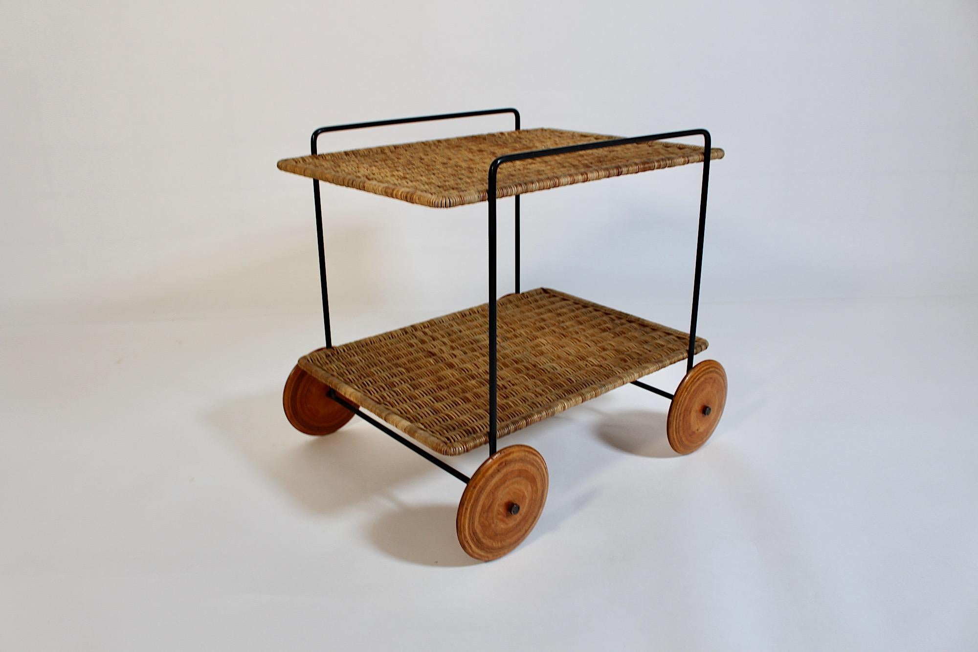 Chariot de bar en rotin, hêtre et fer Carl Auboeck 1951 Vienna en vente 8
