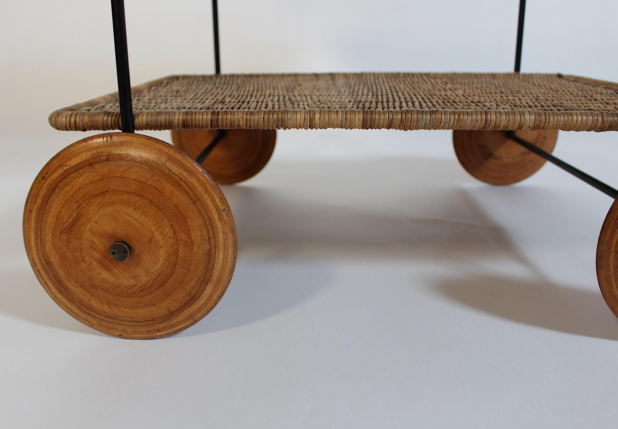 Chariot de bar en rotin, hêtre et fer Carl Auboeck 1951 Vienna en vente 9