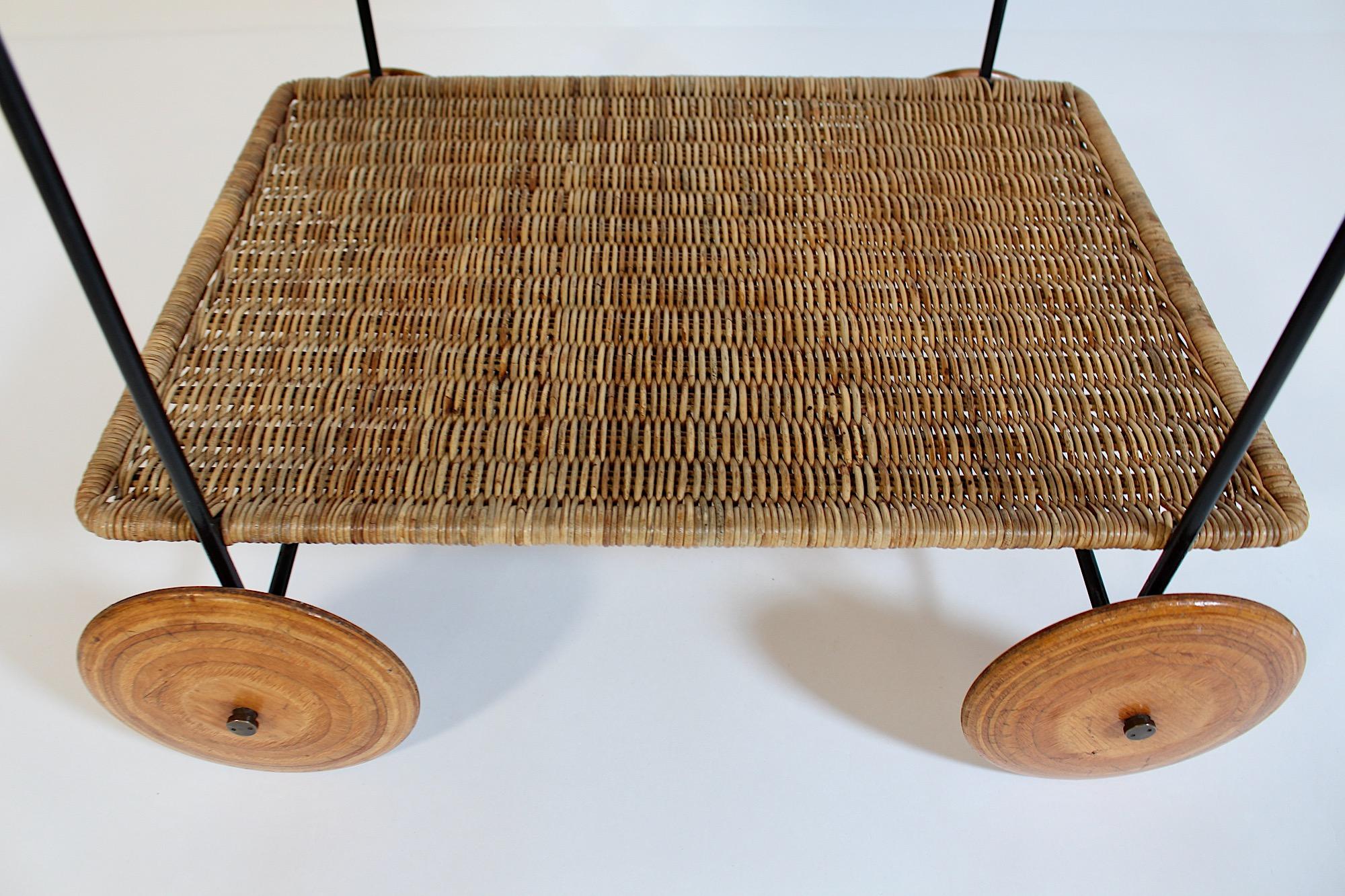 Chariot de bar en rotin, hêtre et fer Carl Auboeck 1951 Vienna en vente 10