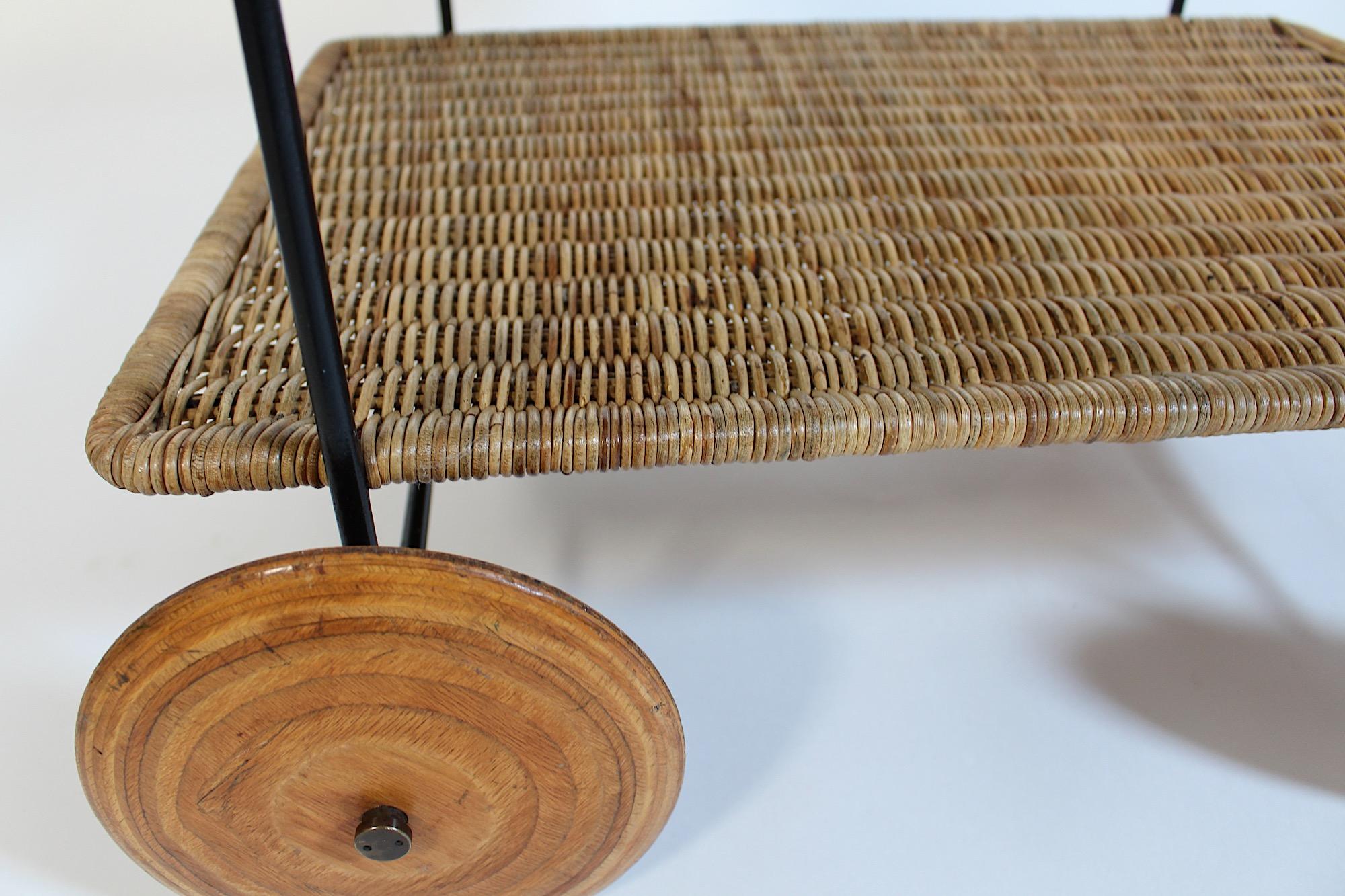 Chariot de bar en rotin, hêtre et fer Carl Auboeck 1951 Vienna en vente 12