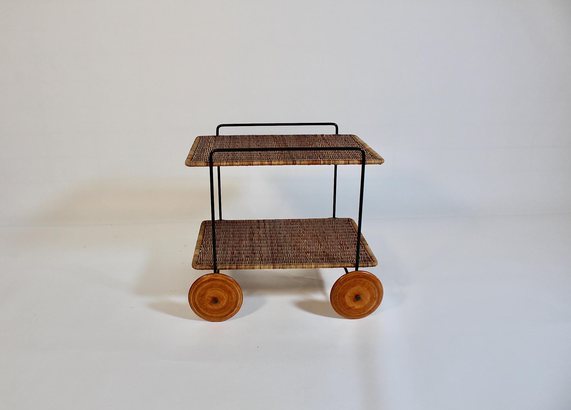 Chariot de bar ou chariot de service vintage de Carl Auböck, exécuté par Werkstätte Auböck 1951, Vienne.
Un étonnant chariot de bar ou chariot de service de Carl Beeche en rotin et hêtre, conçu et exécuté à Vienne.
Le chariot de bar présente un