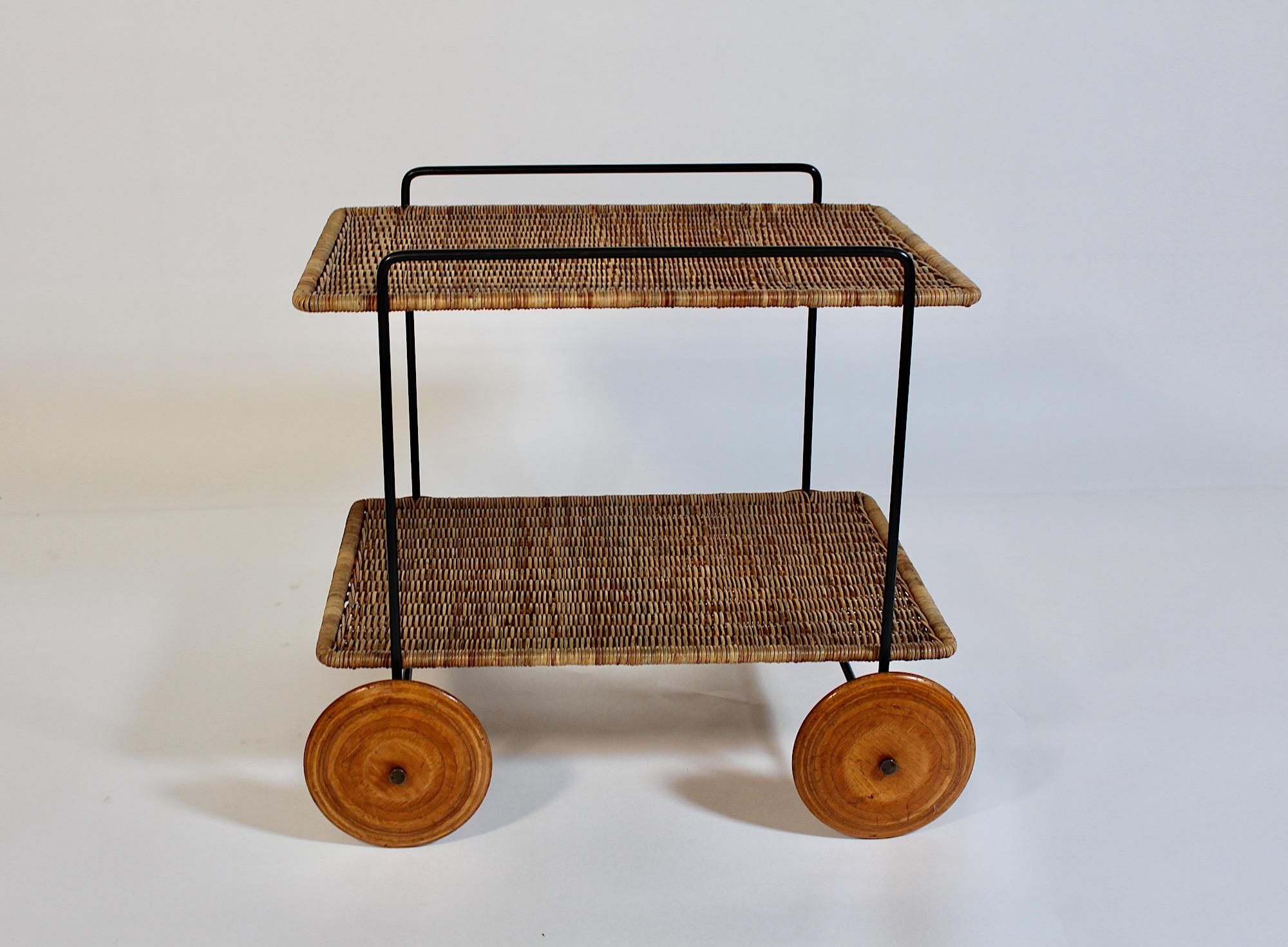 Mid-Century Modern Chariot de bar en rotin, hêtre et fer Carl Auboeck 1951 Vienna en vente