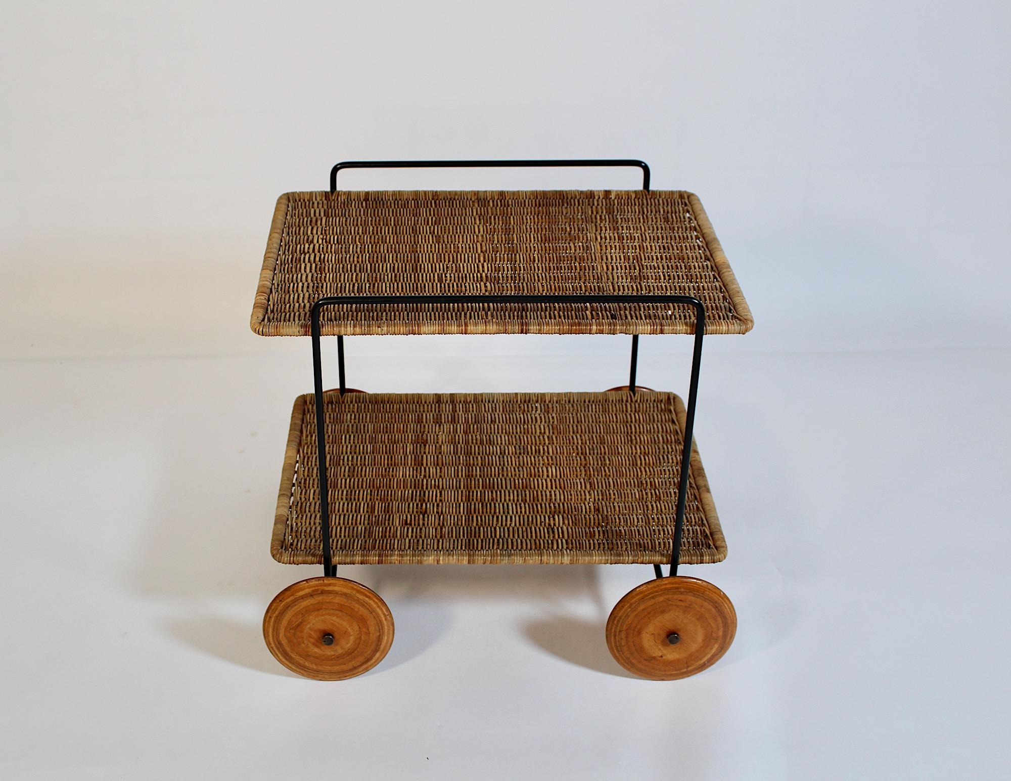 Autrichien Chariot de bar en rotin, hêtre et fer Carl Auboeck 1951 Vienna en vente