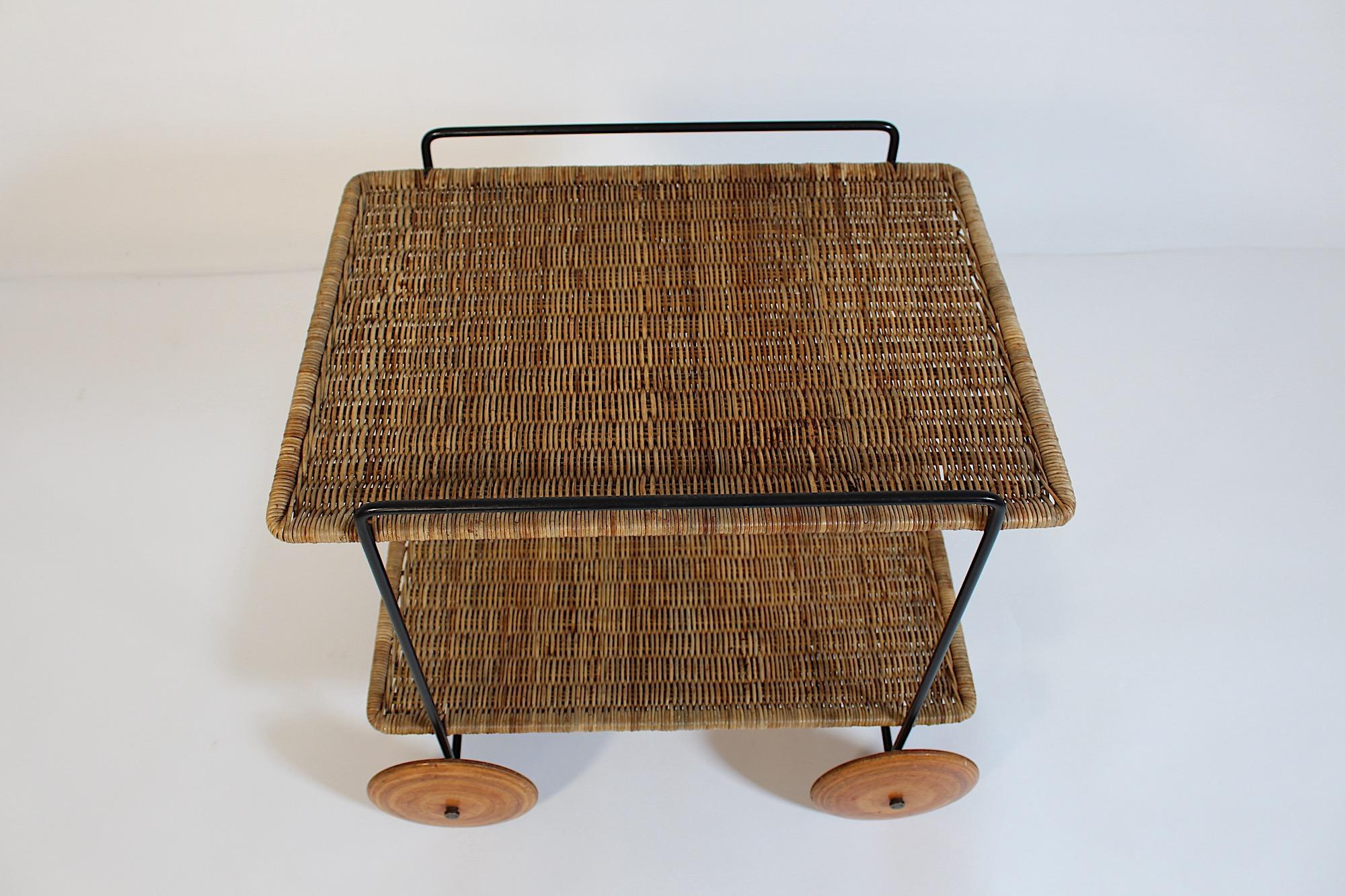 Rotin Chariot de bar en rotin, hêtre et fer Carl Auboeck 1951 Vienna en vente