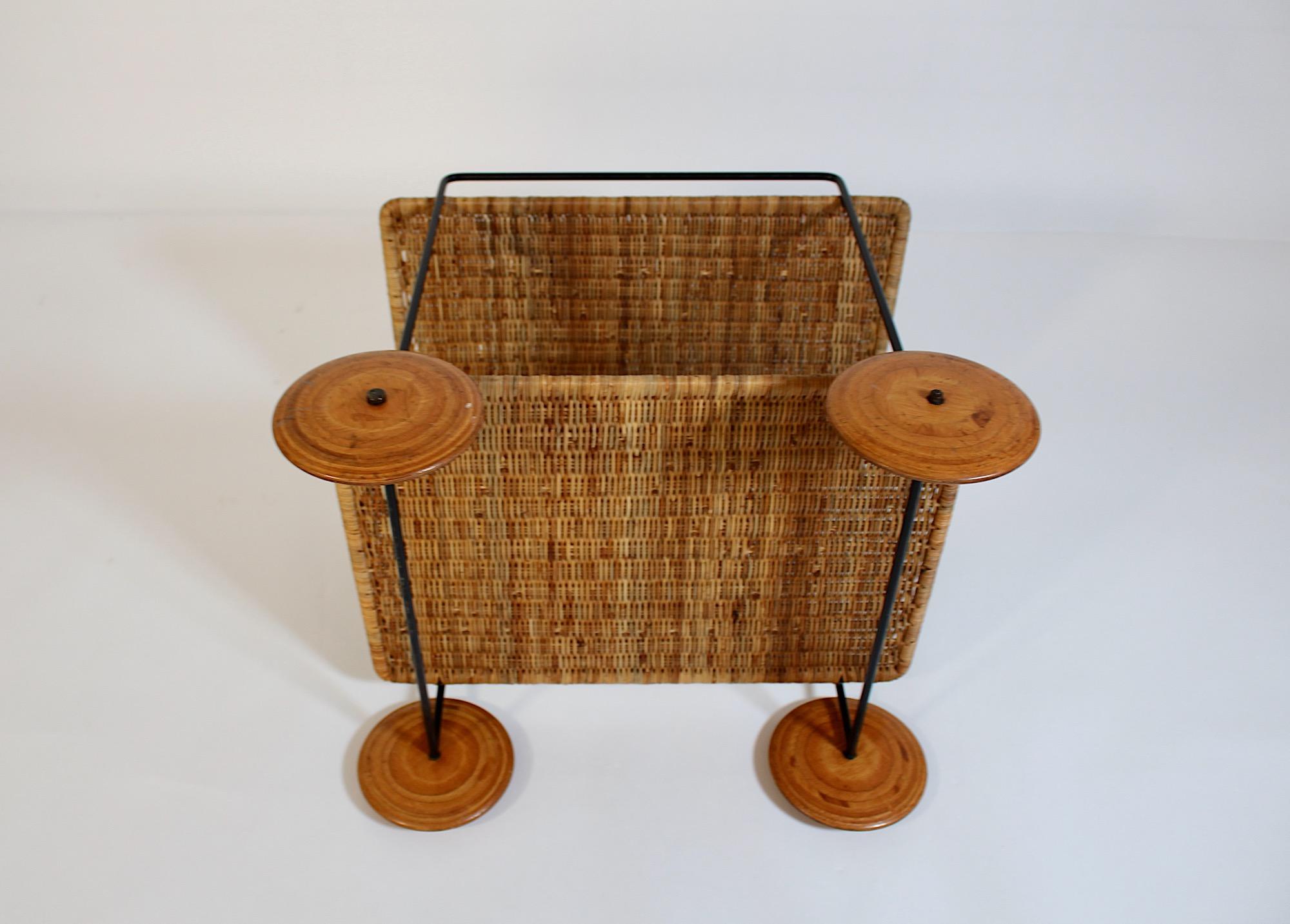 Chariot de bar en rotin, hêtre et fer Carl Auboeck 1951 Vienna en vente 1