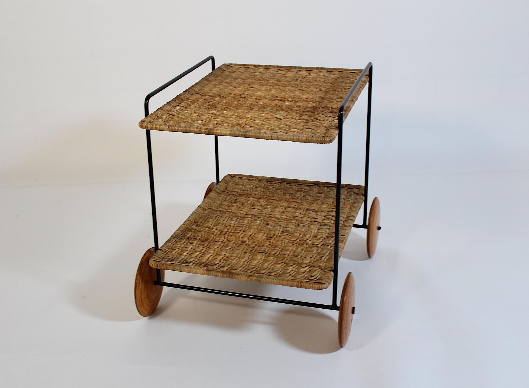 Chariot de bar en rotin, hêtre et fer Carl Auboeck 1951 Vienna en vente 2