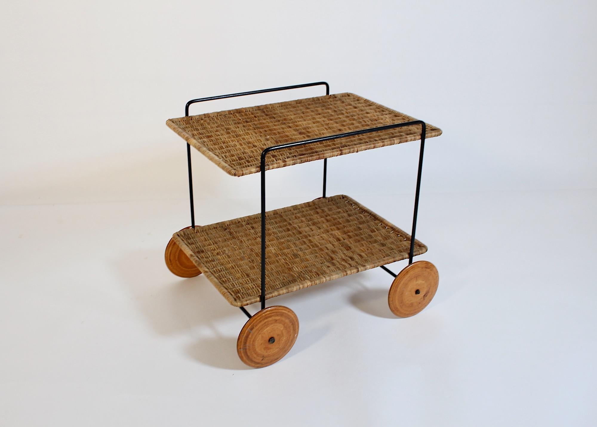 Chariot de bar en rotin, hêtre et fer Carl Auboeck 1951 Vienna en vente 3
