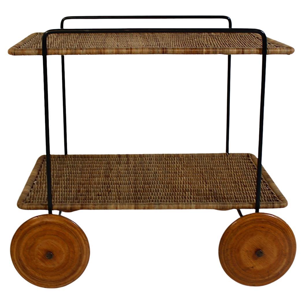 Chariot de bar en rotin, hêtre et fer Carl Auboeck 1951 Vienna en vente