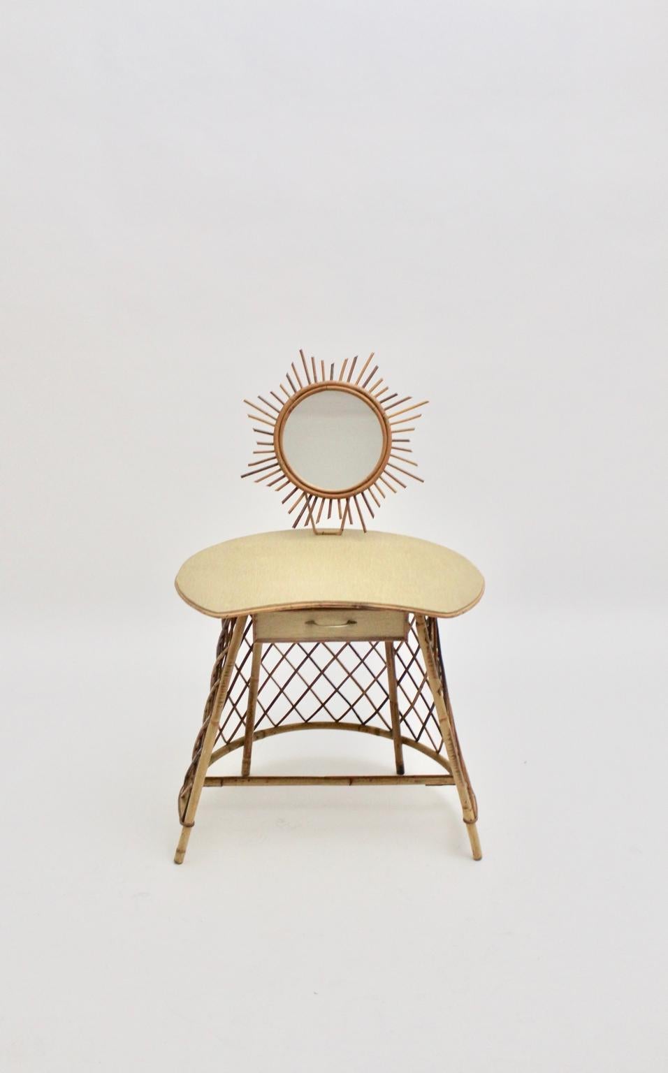 Moderner Vintage-Rattan-Schreibtisch mit Sonnenschliff-Spiegel:: 1950er Jahre 1