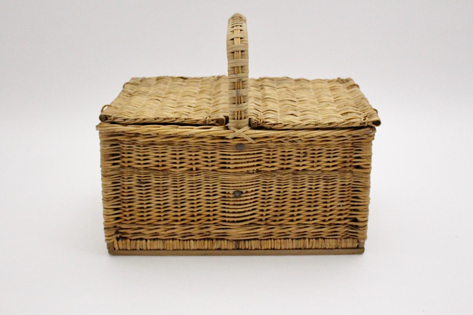 Mid-Century Modern Vintage Rattan Picknickkorb, 1950er Jahre, Österreich (Moderne der Mitte des Jahrhunderts) im Angebot