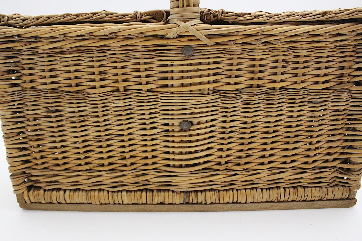 Mid-Century Modern Vintage Rattan Picnic Basket, 1950s, Austria In Good Condition For Sale In Vienna, AT
