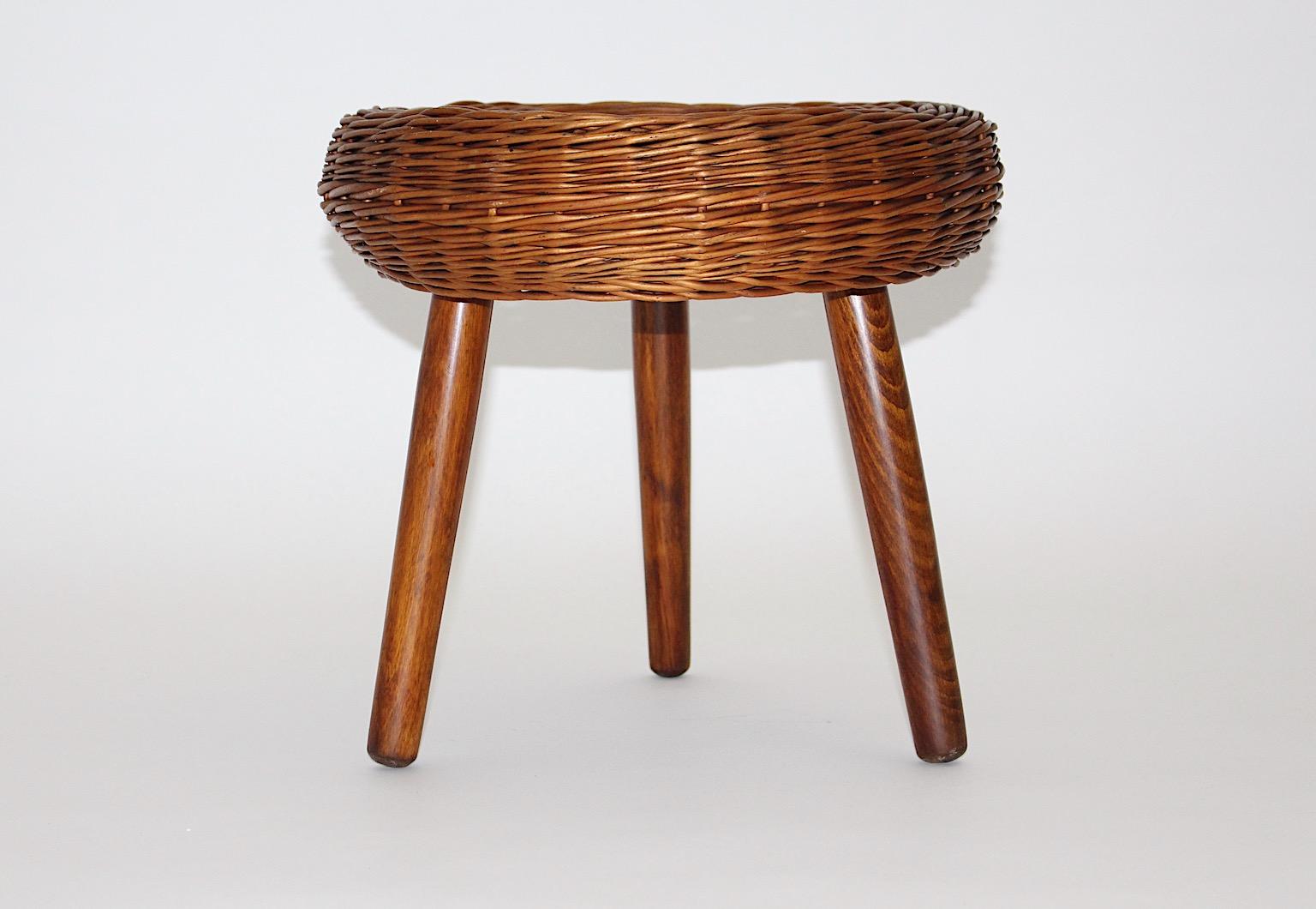 Tabouret ou pouf organique vintage en rotin et bois de hêtre, de style rond, attribué à Tony Paul, c. 1955 USA.
Tony Paul ( 1918 - 2010 ) 
Nous aimons ce tabouret en particulier pour son aspect organique et pour sa polyvalence.
Le tabouret se