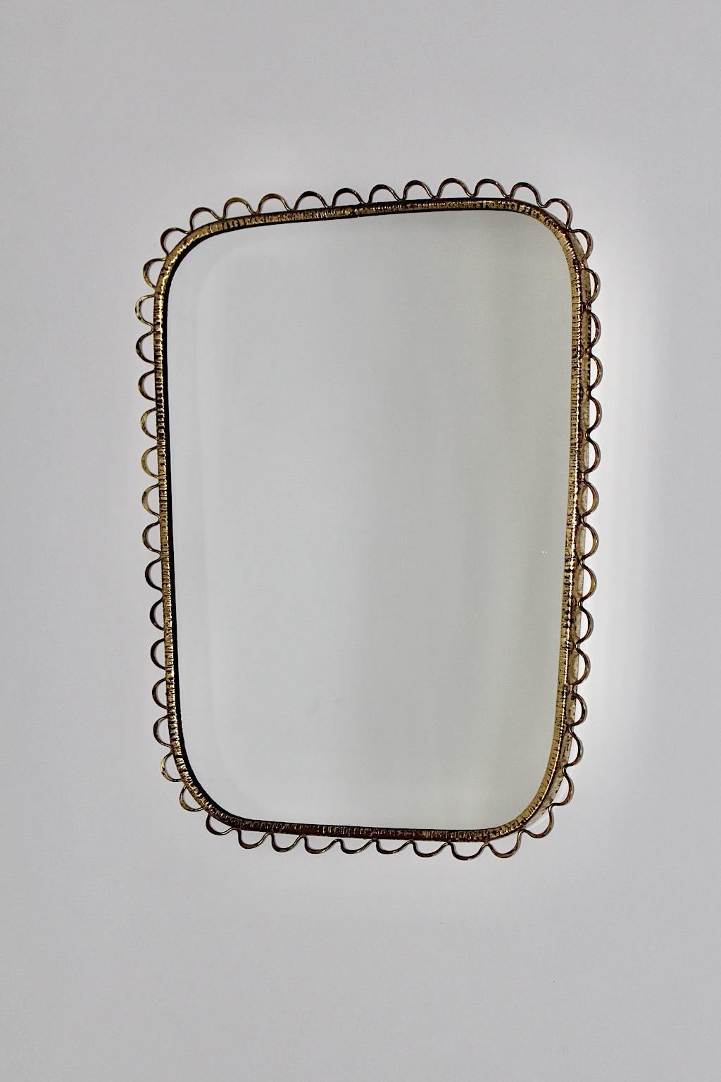 Mid-Century Modern Vintage Wandspiegel rechteckig wie aus Messing mit kleinen Schleifen 1950er Jahre Italien.
Eine atemberaubende Wand Spiegel rechteckig wie mit vermessingten Rahmen und zarten Schleifen als Dekor 1950er Jahre Italien.
Dieser