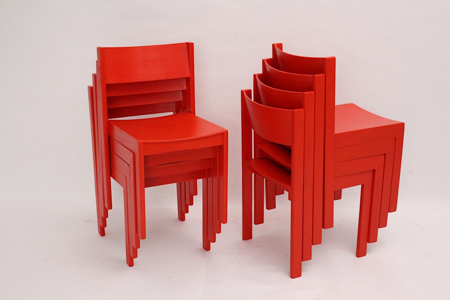 Mid-Century Modern Vintage Rotbuche Satz von 14 Esszimmerstühlen, die in Wien, 1950er Jahre entworfen und ausgeführt wurden.
Die stapelbaren Esszimmerstühle wurden aus massiver Buche und Sperrholz gefertigt, sind sorgfältig gereinigt und neu rot