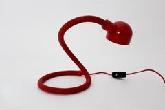 Mid-Century Modern Vintage-Tischlampe aus rotem Kunststoff Heby, Isao Hosoe, Italien, 1968