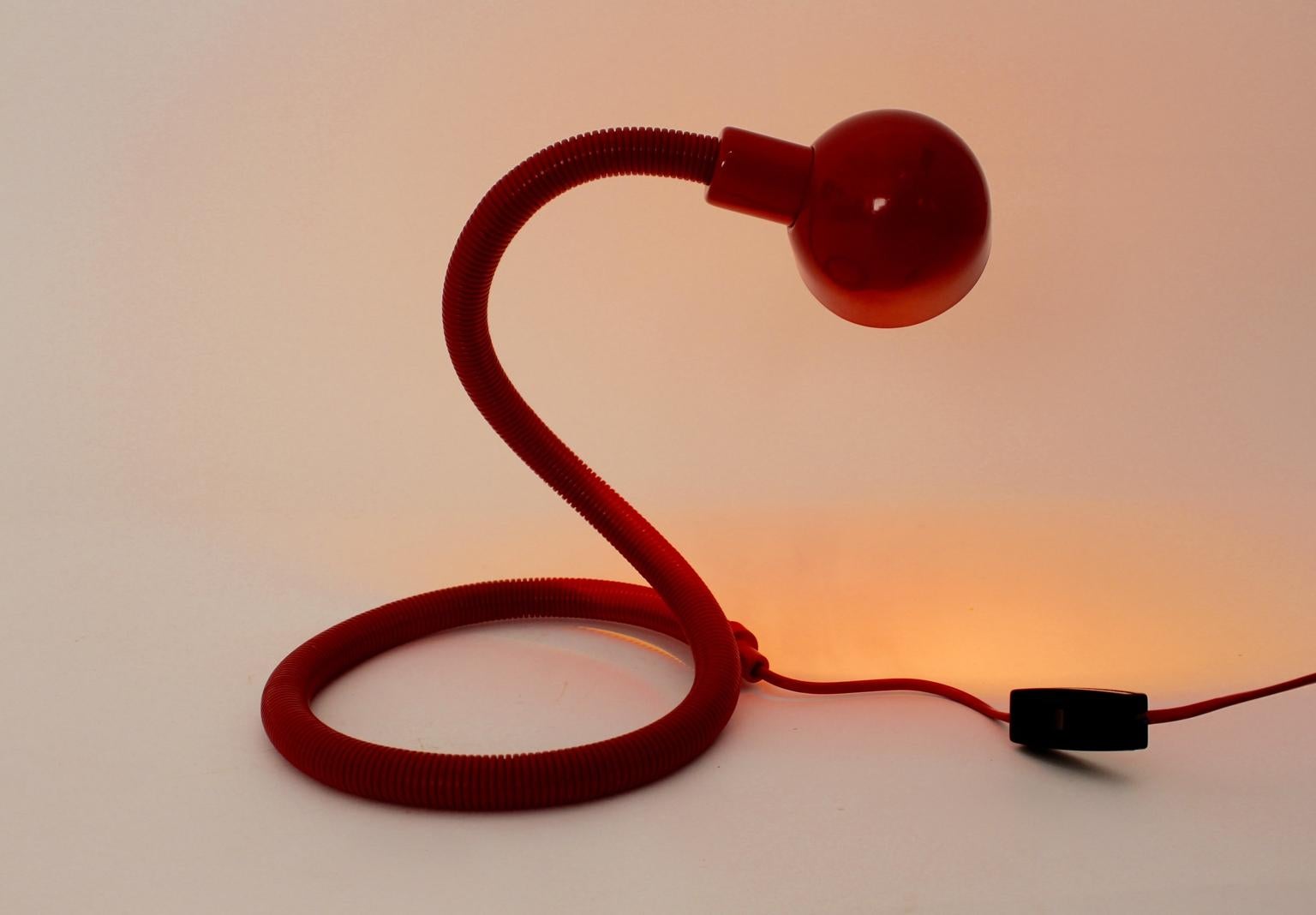 Lampada da tavolo in plastica rossa vintage del Mid-Century Modern Heby, Isao Hosoe, Italia, 1968 In condizioni buone in vendita a Vienna, AT