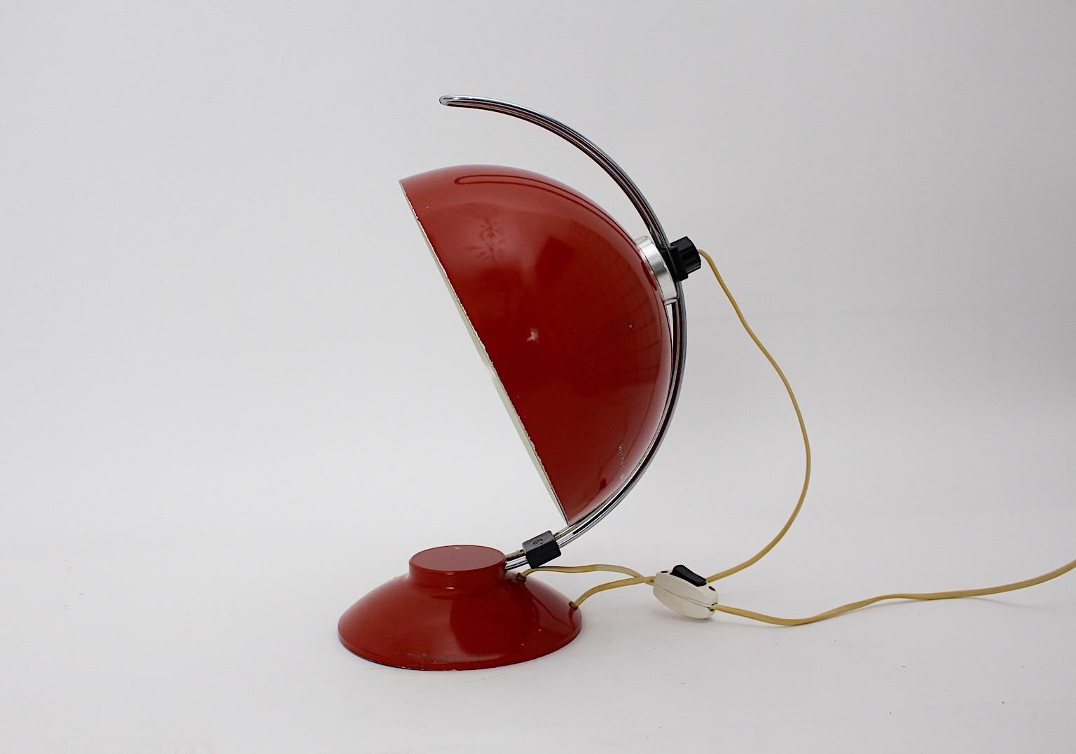 Rote Mid-Century-Modern-Tischlampe, verstellbarer Vintage-Schirm, 1950er Jahre, Deutschland (Moderne der Mitte des Jahrhunderts) im Angebot
