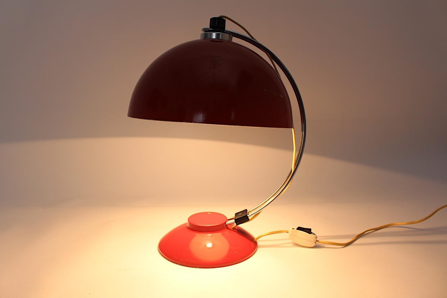 Rote Mid-Century-Modern-Tischlampe, verstellbarer Vintage-Schirm, 1950er Jahre, Deutschland im Zustand „Gut“ im Angebot in Vienna, AT