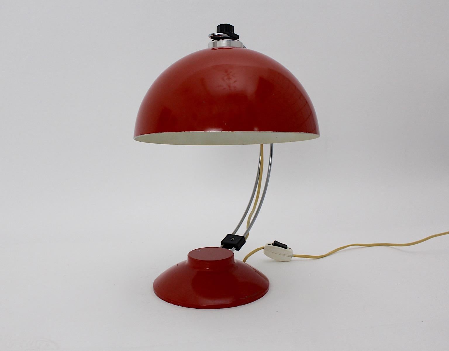 Rote Mid-Century-Modern-Tischlampe, verstellbarer Vintage-Schirm, 1950er Jahre, Deutschland (20. Jahrhundert) im Angebot