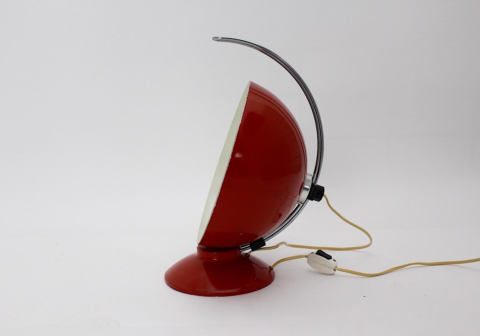Rote Mid-Century-Modern-Tischlampe, verstellbarer Vintage-Schirm, 1950er Jahre, Deutschland (Metall) im Angebot