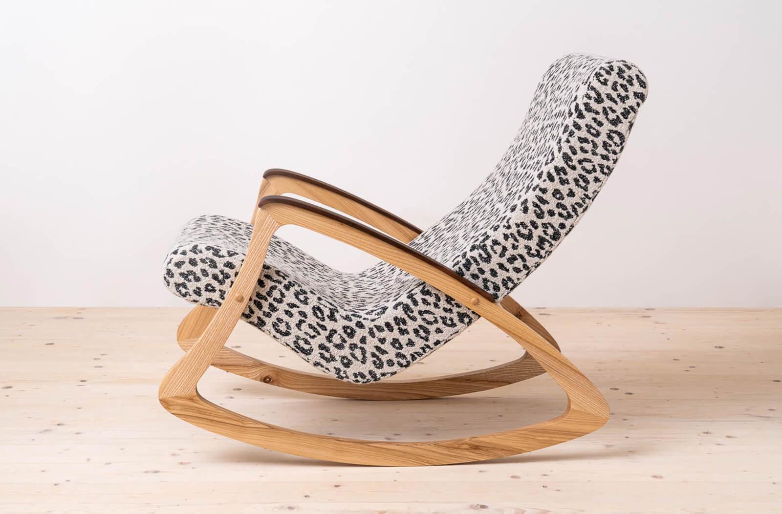 Très rare modèle de chaise à bascule provenant très probablement de Tchécoslovaquie vers les années 1950. Il est doté d'un cadre en bois aux formes élégantes et d'une assise ergonomique. La base en bois a été nettoyée et rehaussée d'une huile qui