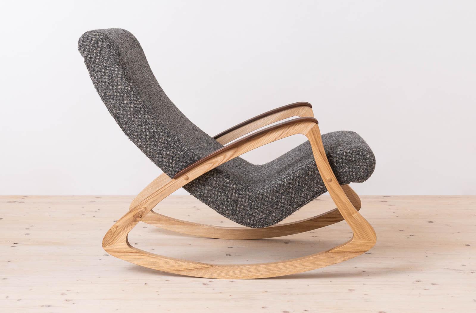 Très rare modèle de chaise à bascule provenant de Tchécoslovaquie vers les années 1950, peut-être fabriqué par la manufacture ULUV. Il est doté d'un cadre en bois aux formes élégantes et d'une assise ergonomique. La base en bois a été nettoyée et