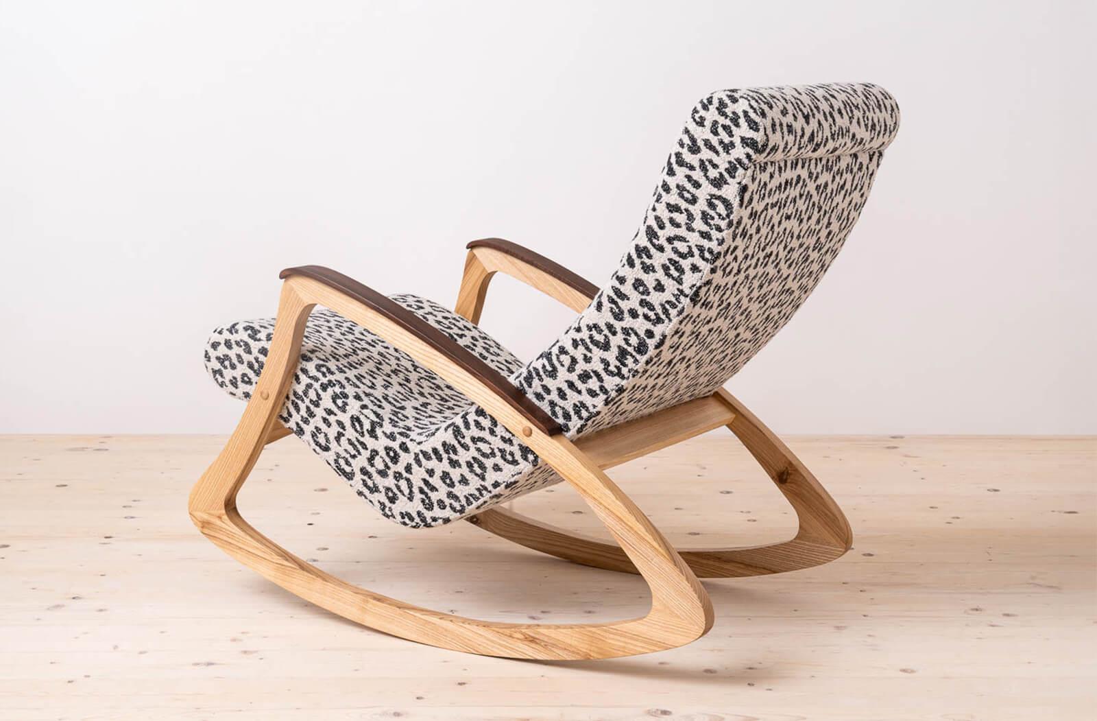 Mid-Century Modern Fauteuil à bascule Vintage The Moderns, Tchécoslovaquie, années 1950, retapissé en vente