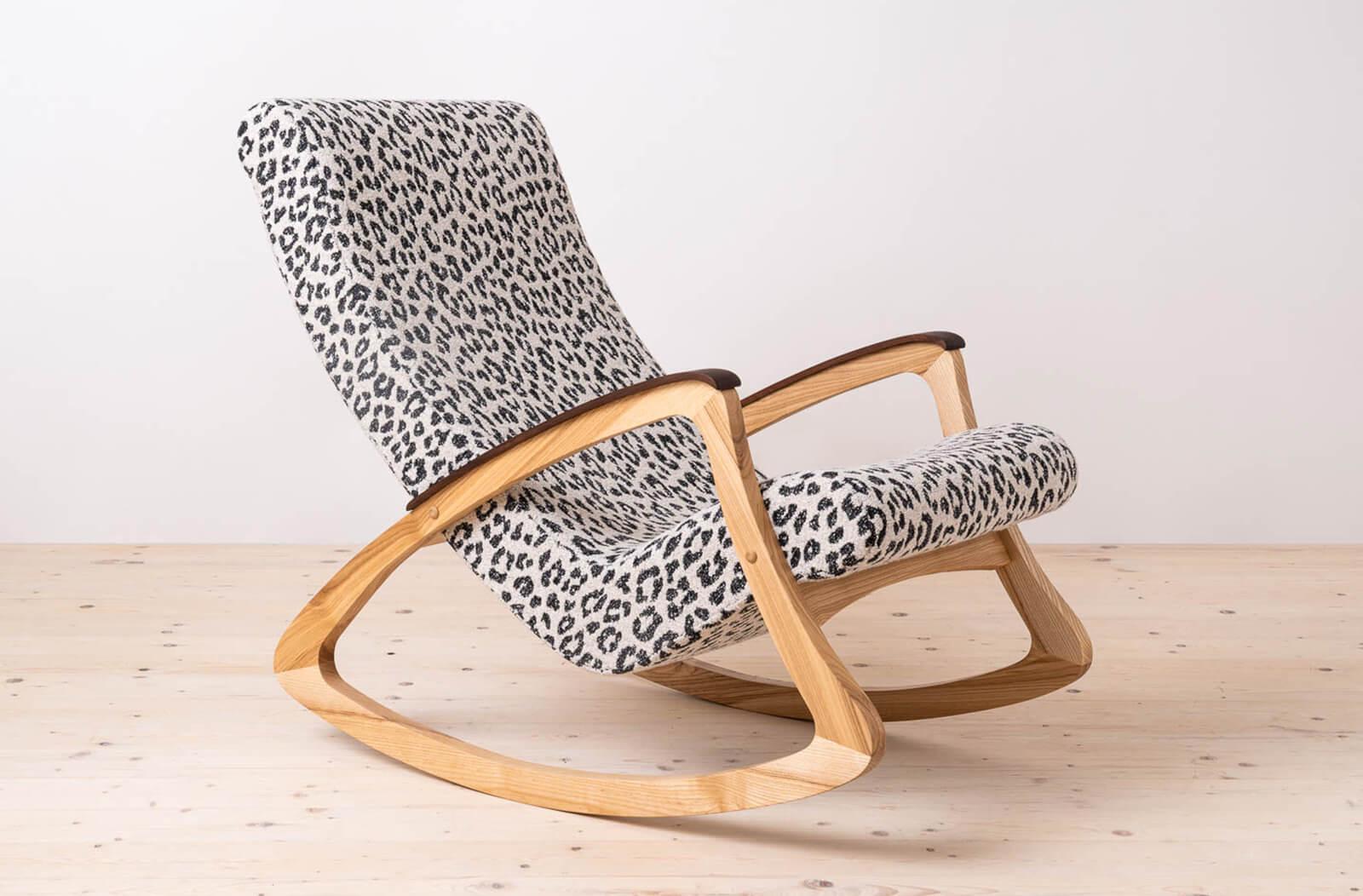 Huilé Fauteuil à bascule Vintage The Moderns, Tchécoslovaquie, années 1950, retapissé en vente