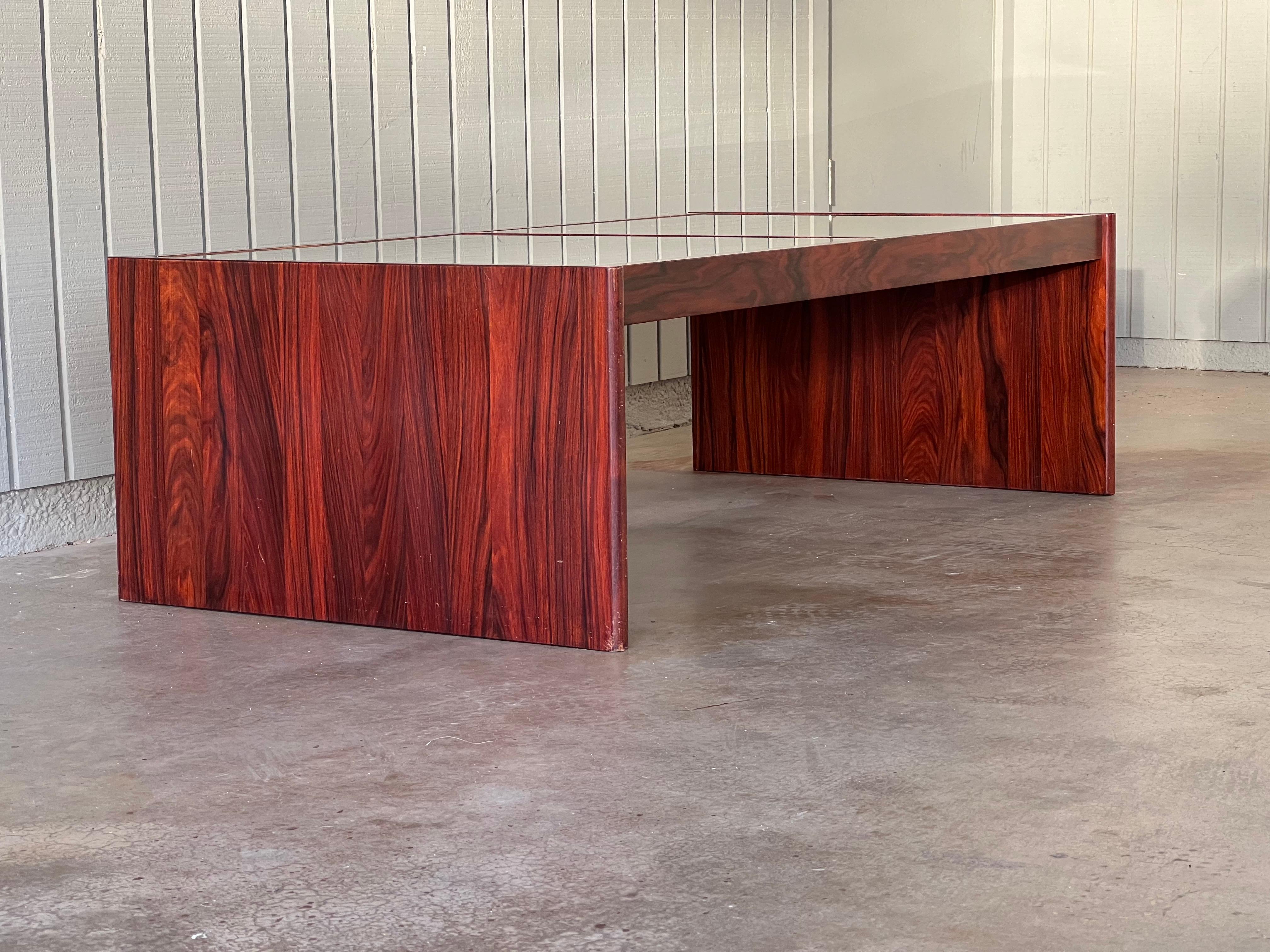 Mid Century Modern Vintage Palisanderholz und Glas im Zustand „Gut“ im Angebot in Phoenix, AZ