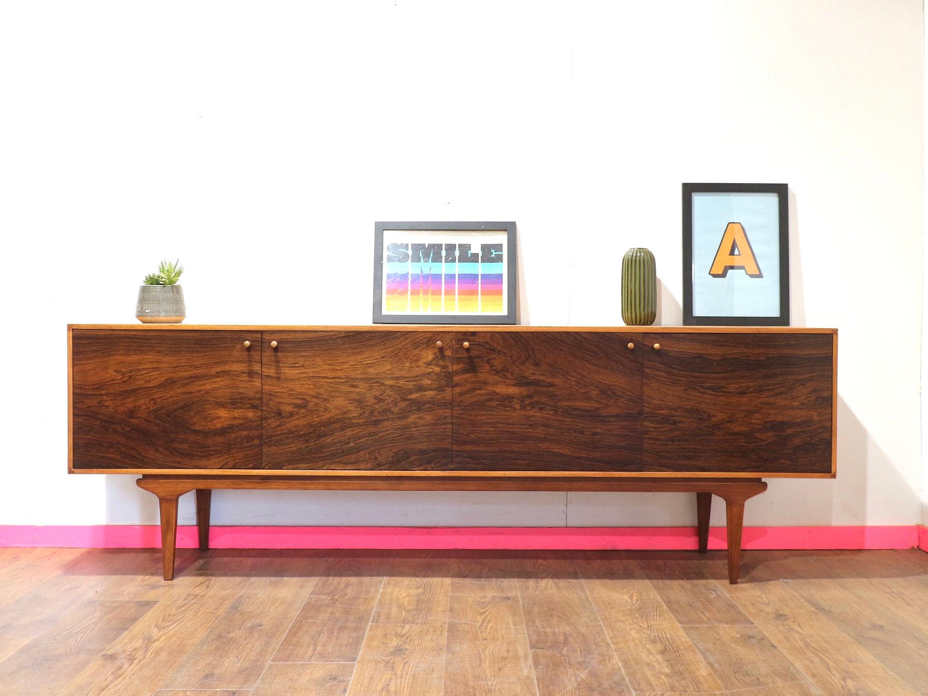 Un mobile straordinario del produttore britannico Everest, il Credenza è un'aggiunta straordinaria a qualsiasi casa. Realizzato con una combinazione di Wood e Teak, mette in mostra le affascinanti venature del legno con un'eleganza eccezionale.