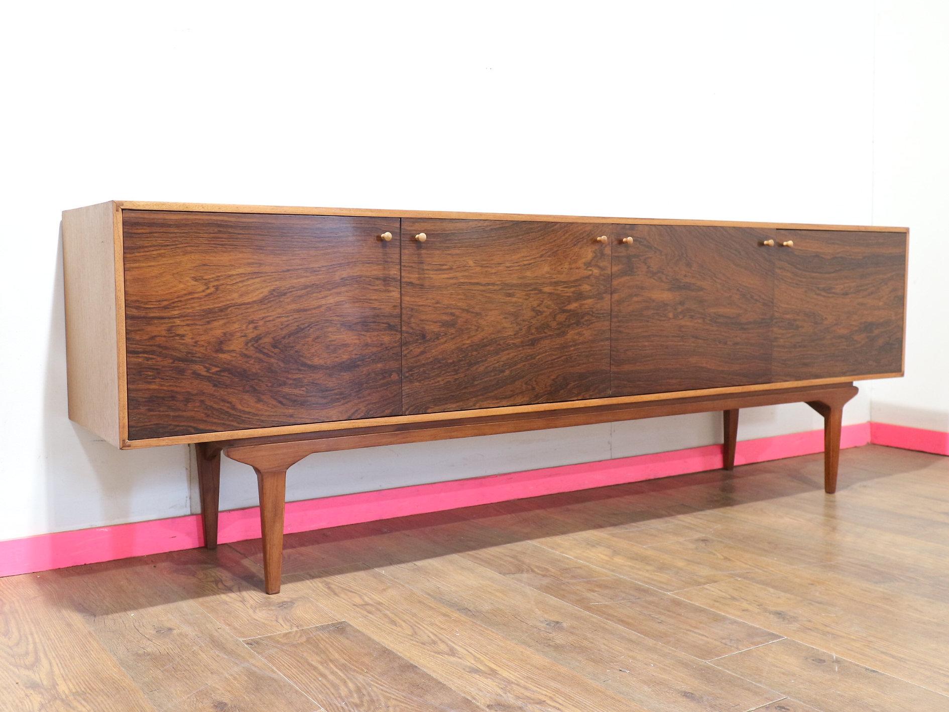 Mid-Century moderno Credenza credenza vintage in legno di palissandro e teak del Mid Century Modern di Everest in vendita