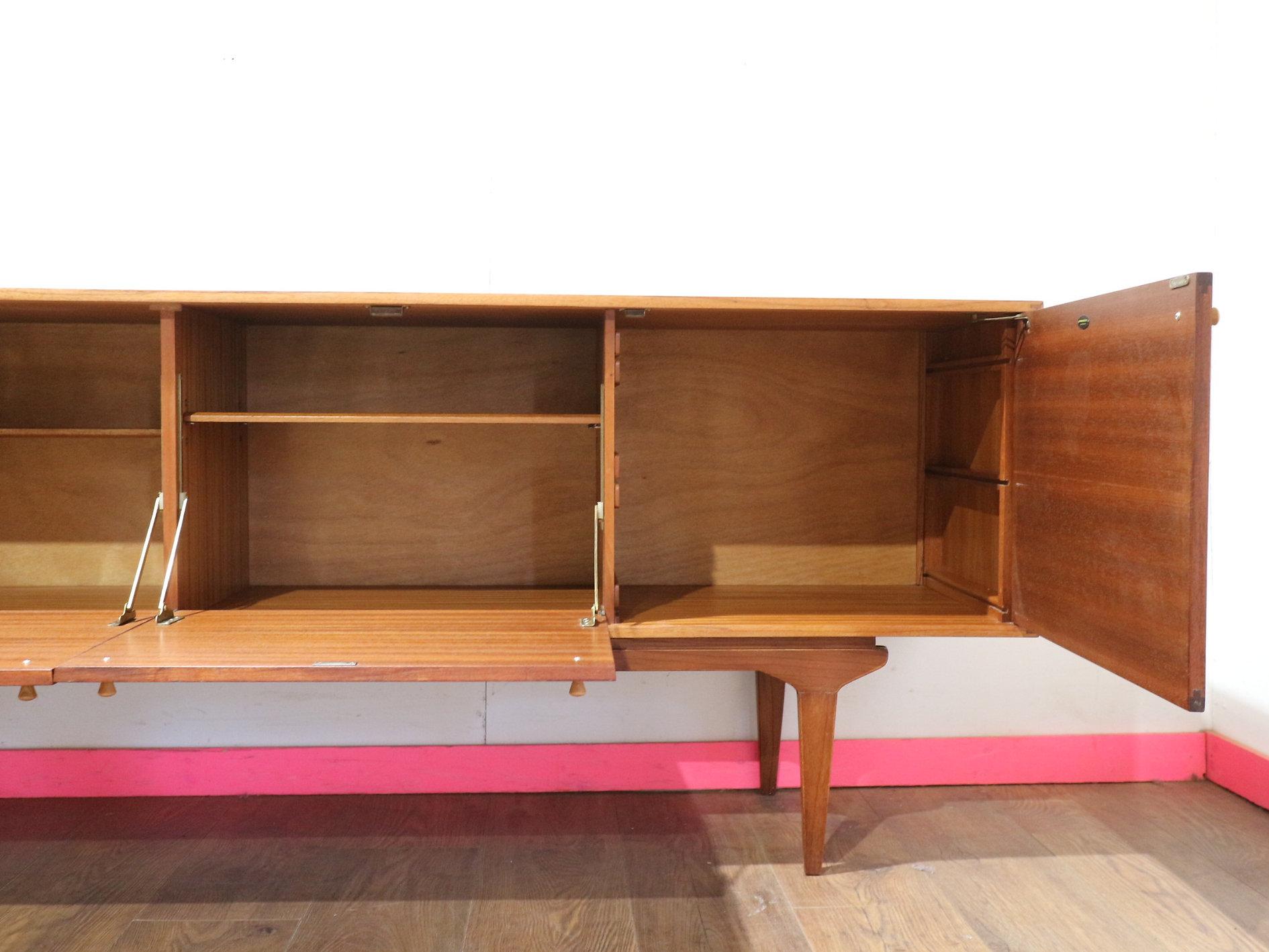 Britannico Credenza credenza vintage in legno di palissandro e teak del Mid Century Modern di Everest in vendita