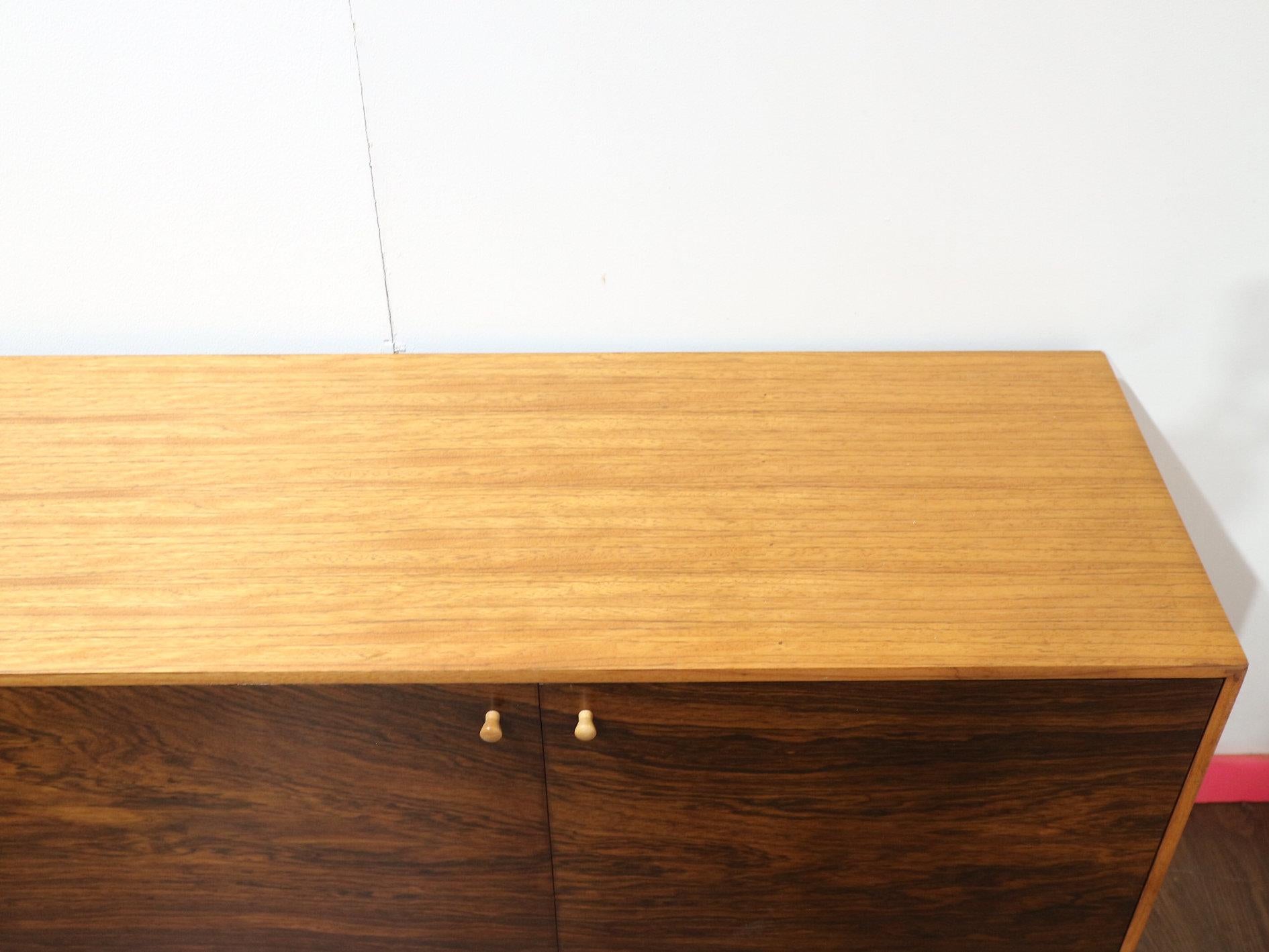 XX secolo Credenza credenza vintage in legno di palissandro e teak del Mid Century Modern di Everest in vendita