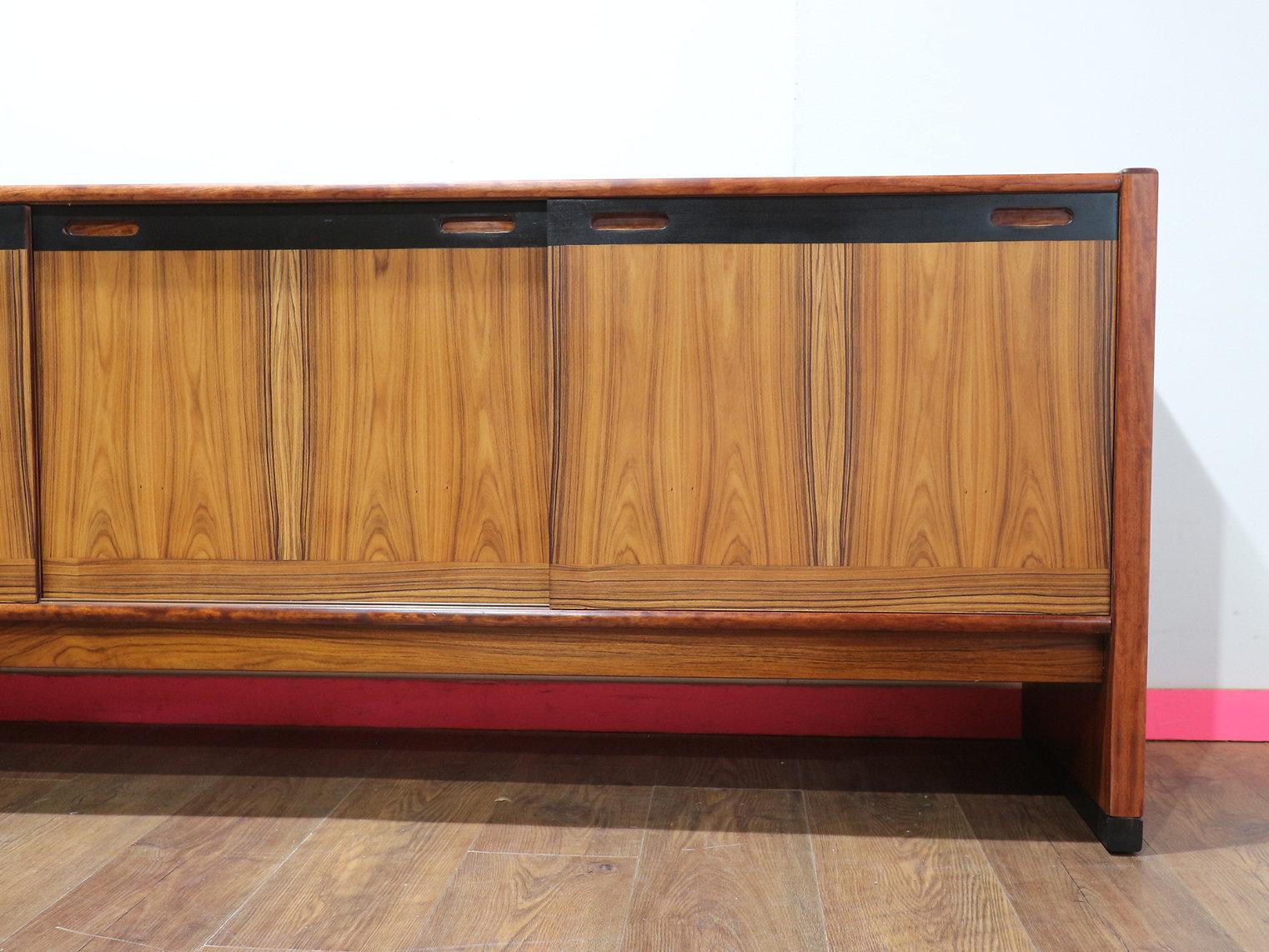 Mid Century Modern Vintage Rosewood Credenza by Skovby Danish Sideboard In Good Condition For Sale In Los Angeles, CA