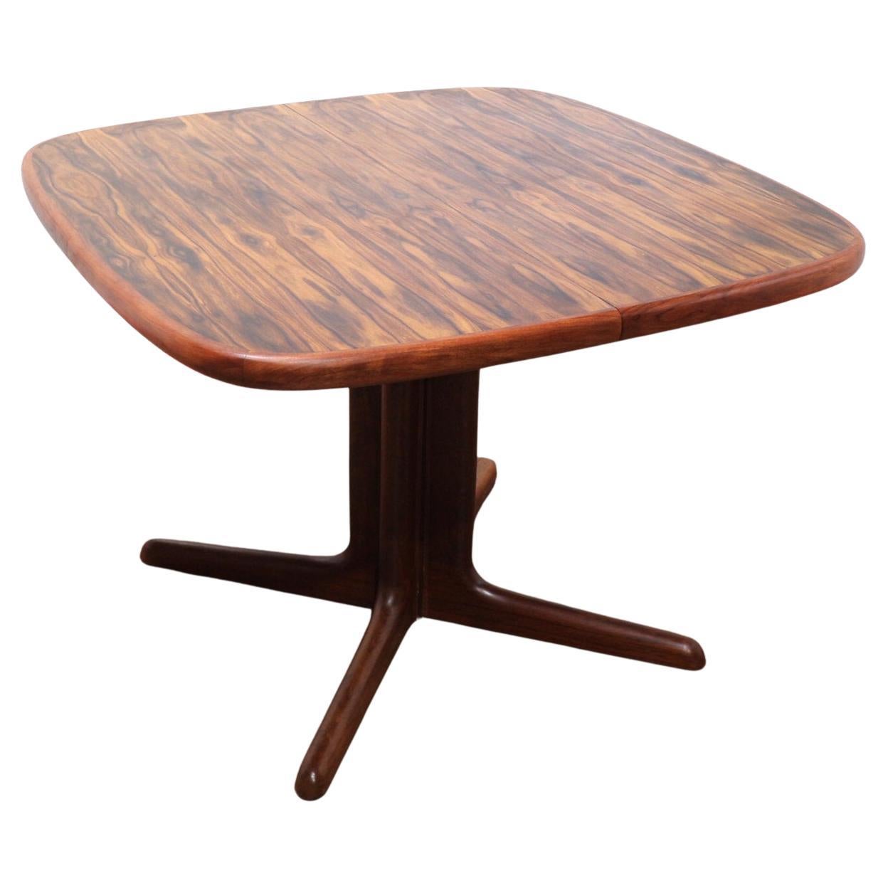 Ein atemberaubender Tisch mit schöner Maserung. Dieser Mid Century Modern Vintage Rosewood Extending Danish Dining Table ist ein Meisterwerk für jeden Essbereich. Dieser Tisch aus reichem Palisanderholz strahlt zeitlose Eleganz und Raffinesse aus.