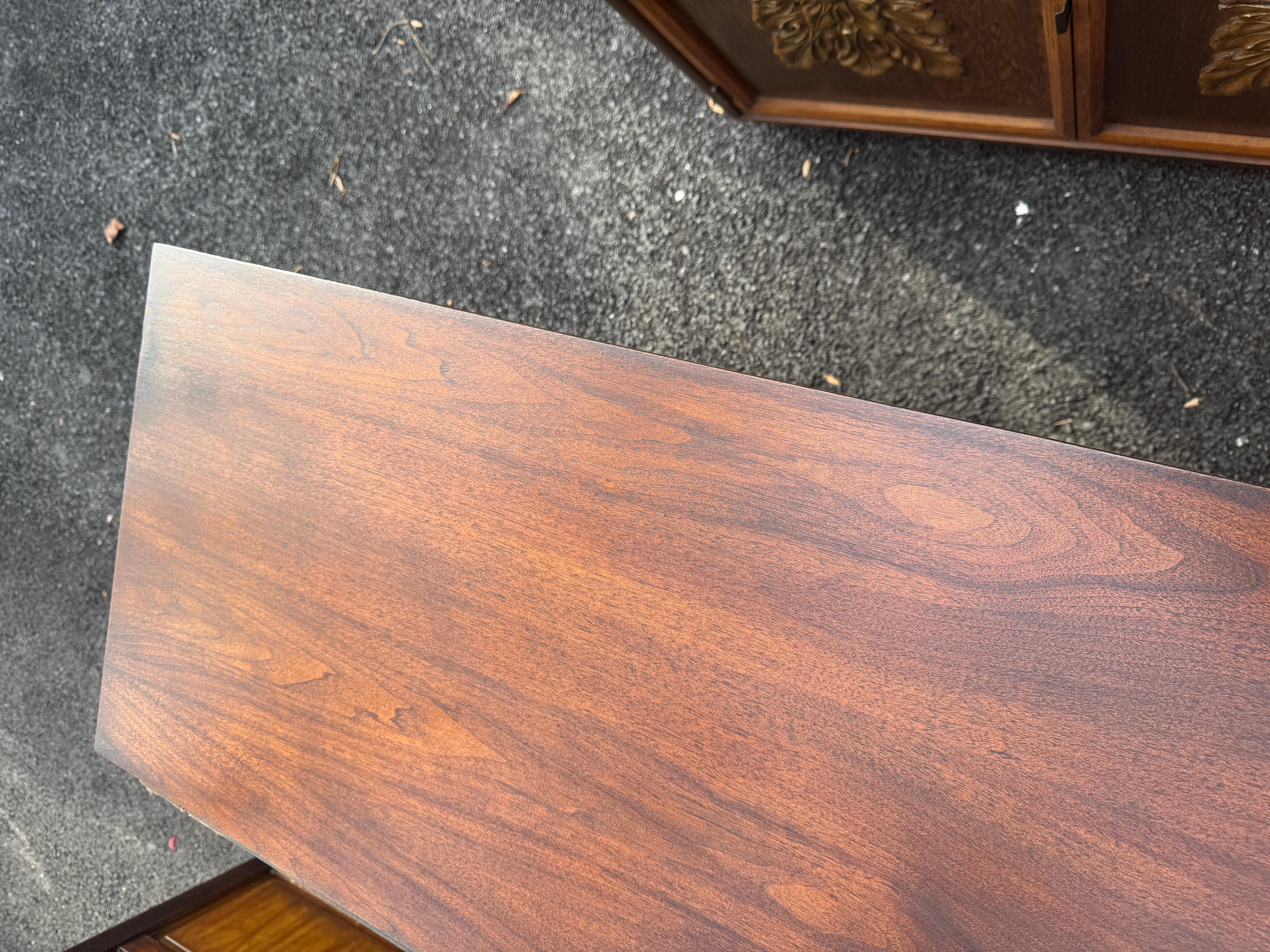 Console Credenza in noce scultorea d'epoca del Mid-Century Modern in vendita 3