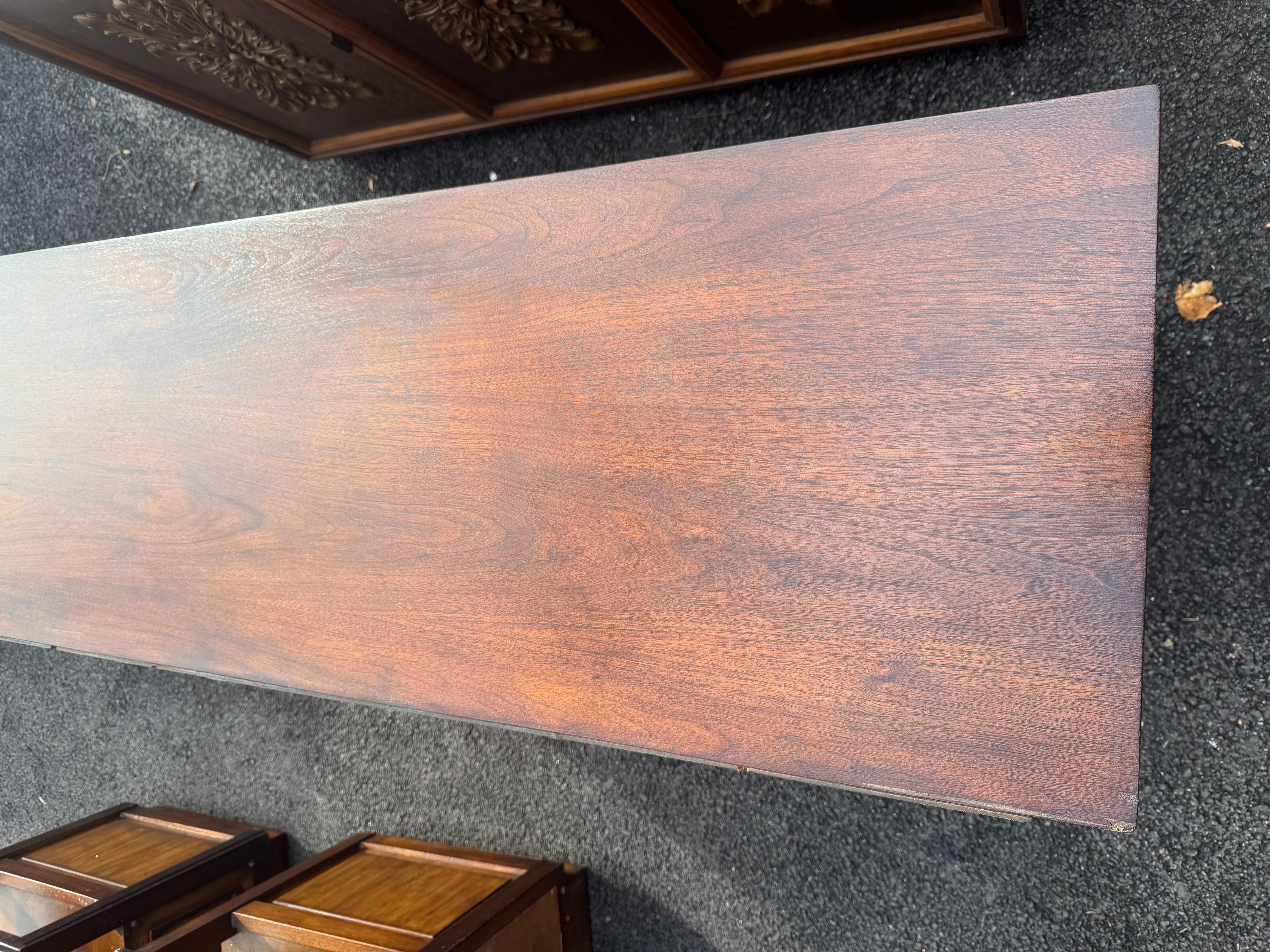 Console Credenza in noce scultorea d'epoca del Mid-Century Modern in vendita 4