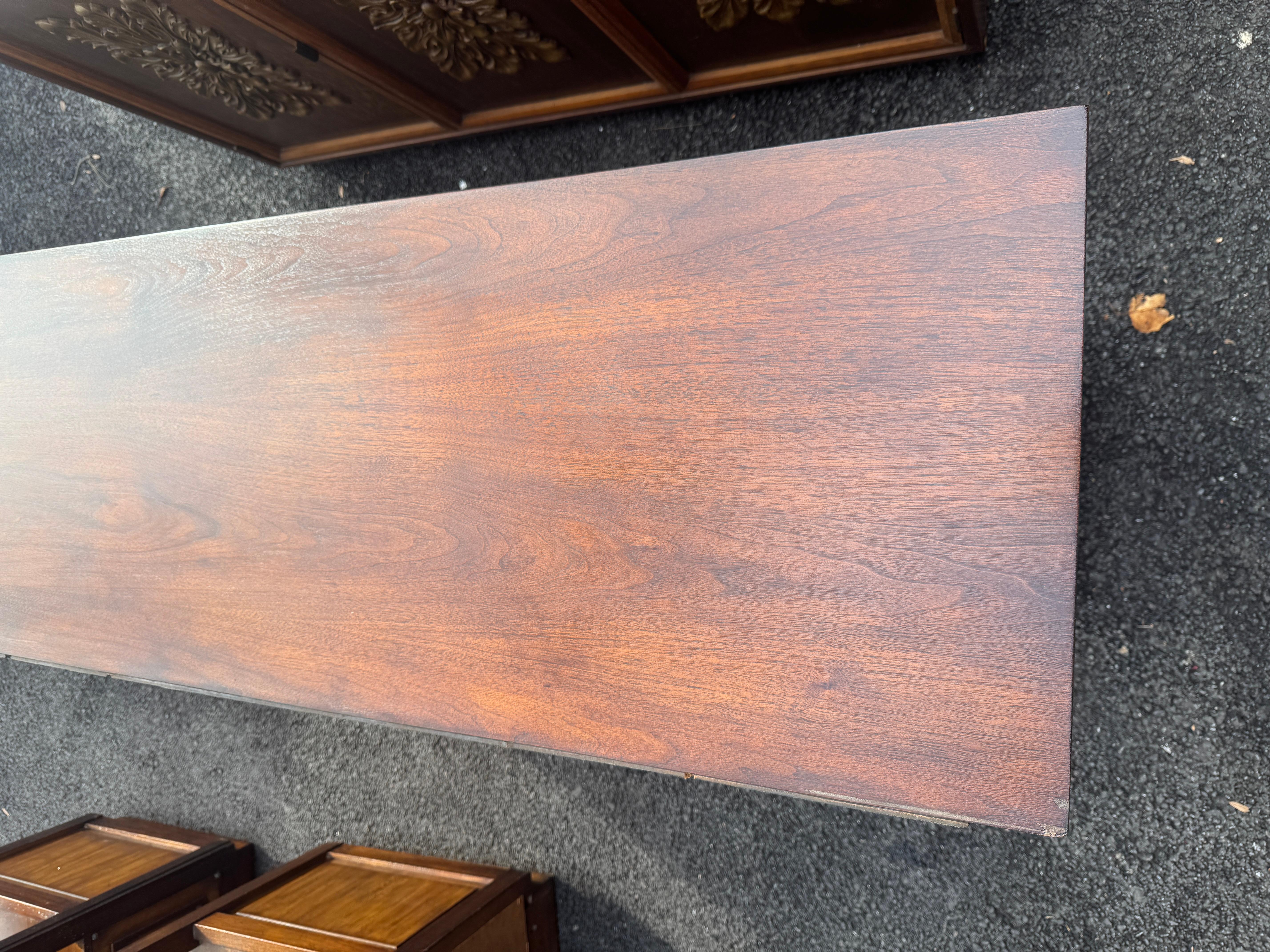 Console Credenza in noce scultorea d'epoca del Mid-Century Modern in vendita 5