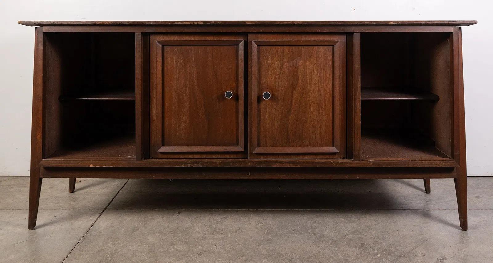 Mid-Century moderno Console Credenza in noce scultorea d'epoca del Mid-Century Modern in vendita