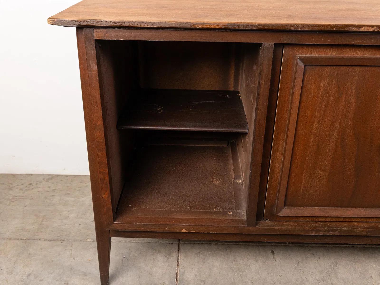 Console Credenza in noce scultorea d'epoca del Mid-Century Modern In condizioni buone in vendita a Elkton, MD