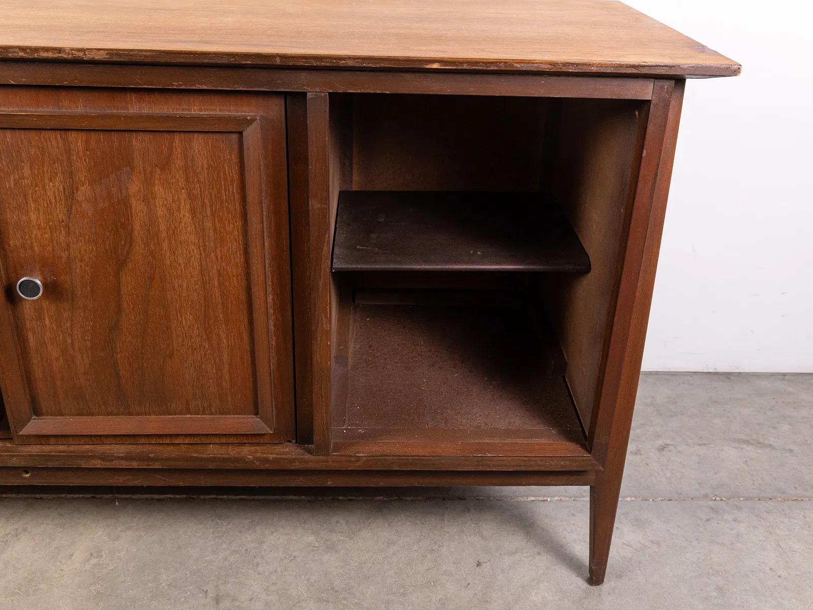 Fine XX secolo Console Credenza in noce scultorea d'epoca del Mid-Century Modern in vendita