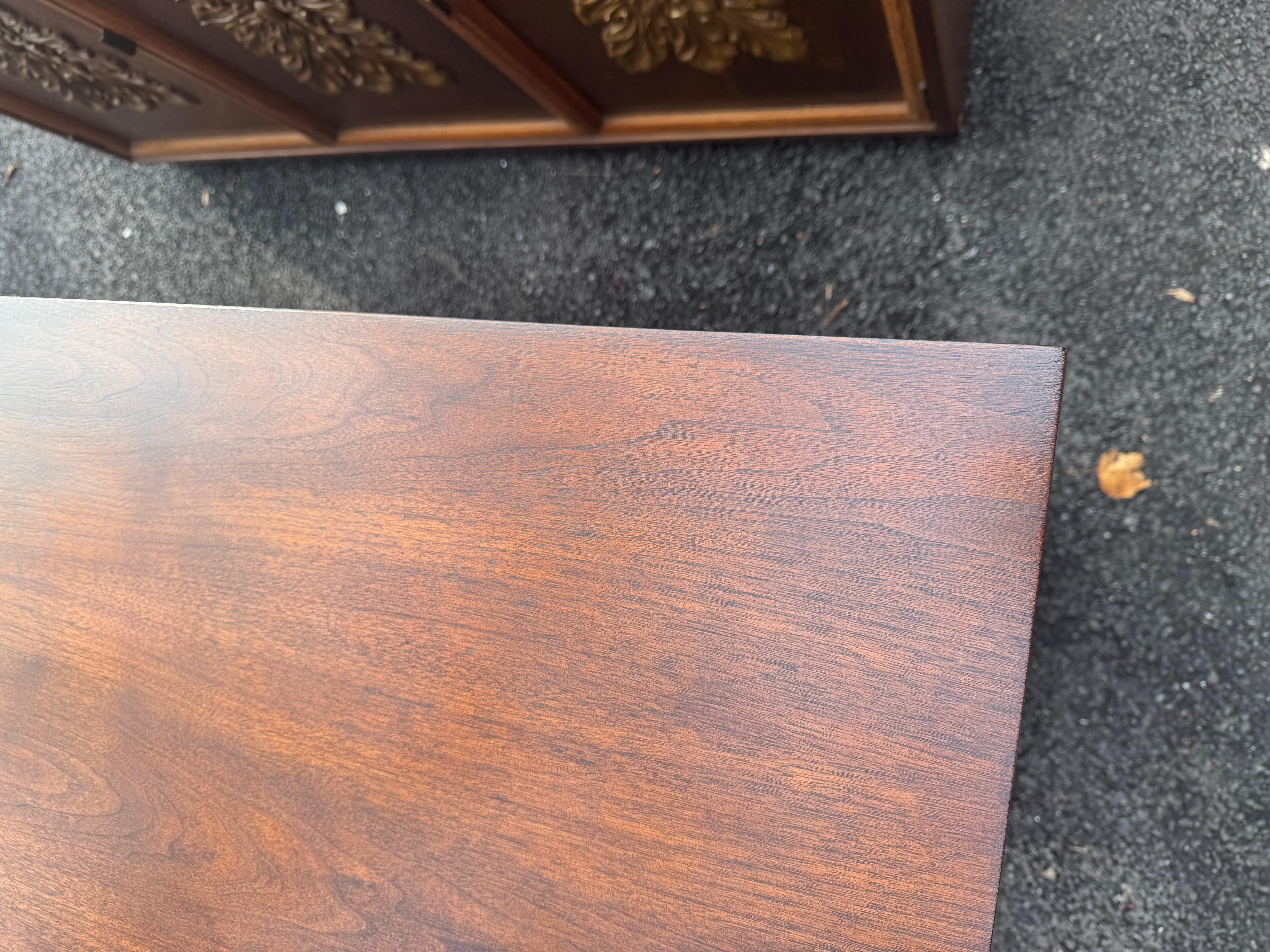 Console Credenza in noce scultorea d'epoca del Mid-Century Modern in vendita 1