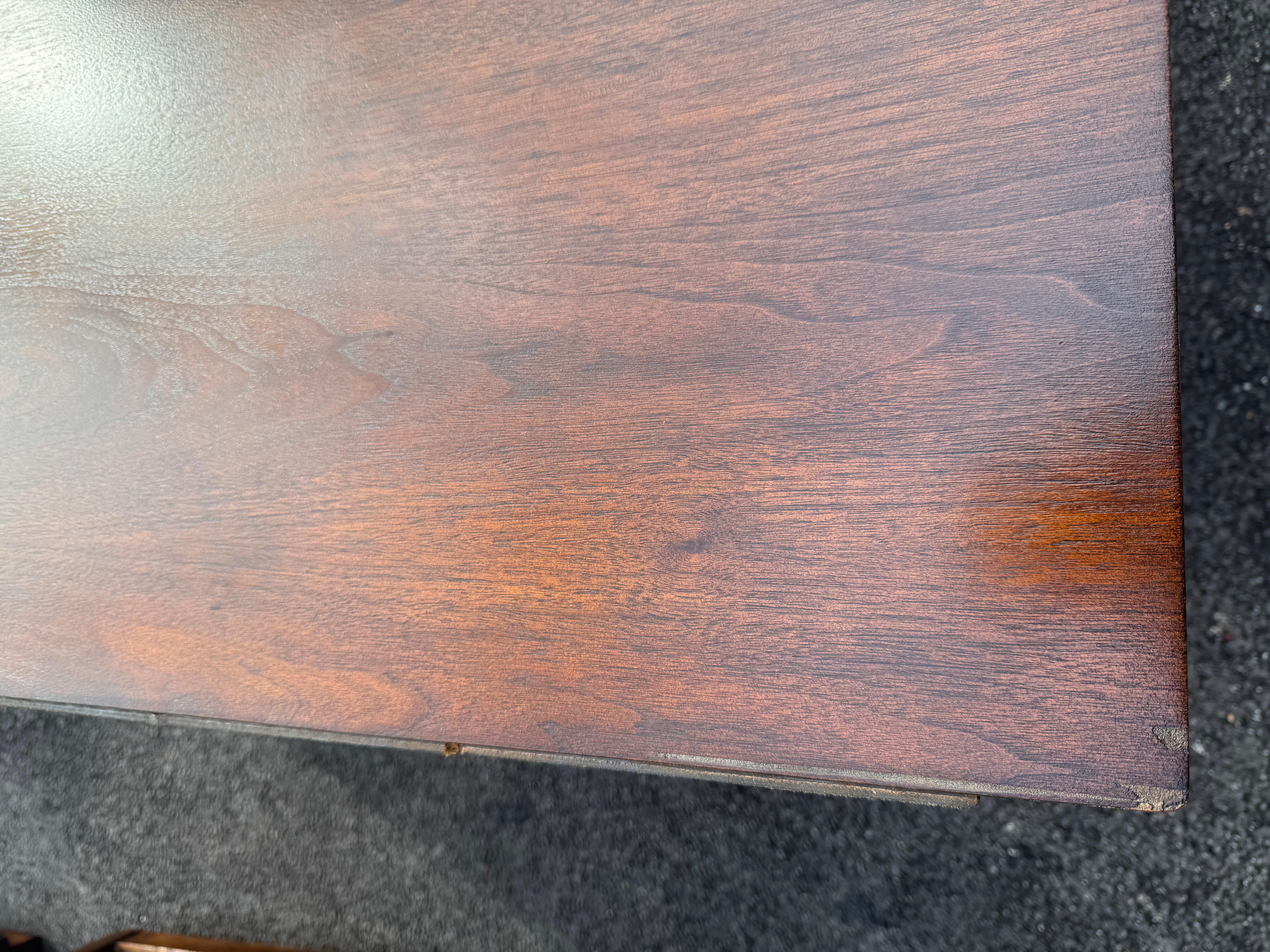 Console Credenza in noce scultorea d'epoca del Mid-Century Modern in vendita 2