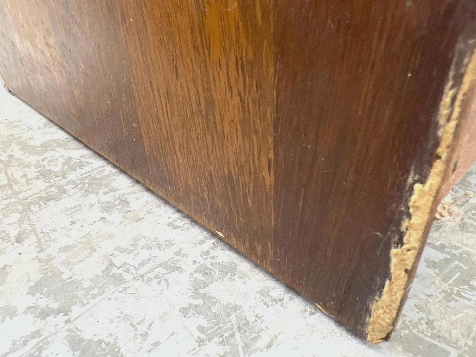 Credenza scultorea in noce di metà secolo con porte decorative in vendita 3